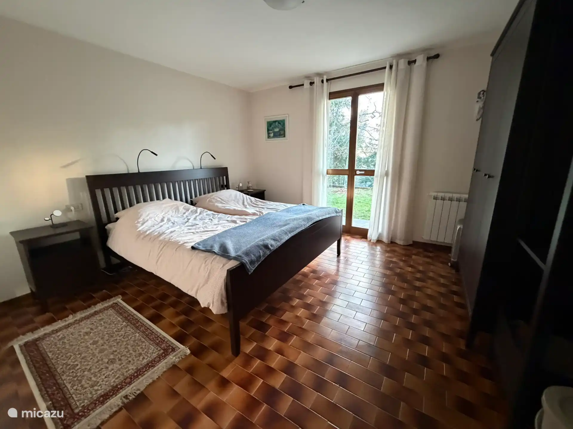 De grote slaapkamer met tweepersoonsbed beneden. De kamer ligt aan de voorzijde.