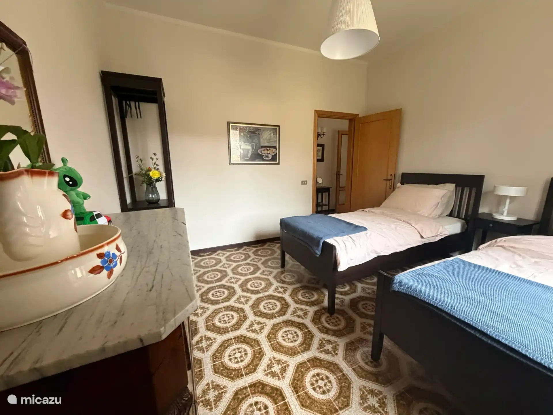 slaapkamer boven, achter met twee eenpersoons bedden.