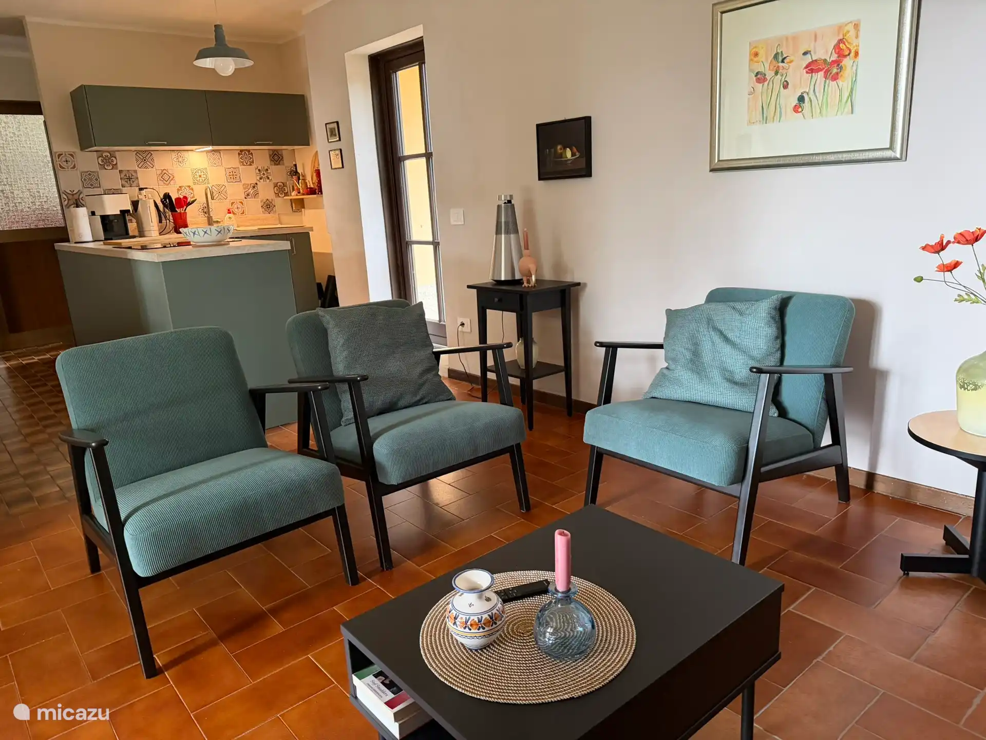 Kijk op de keuken vanaf de zithoek beneden.