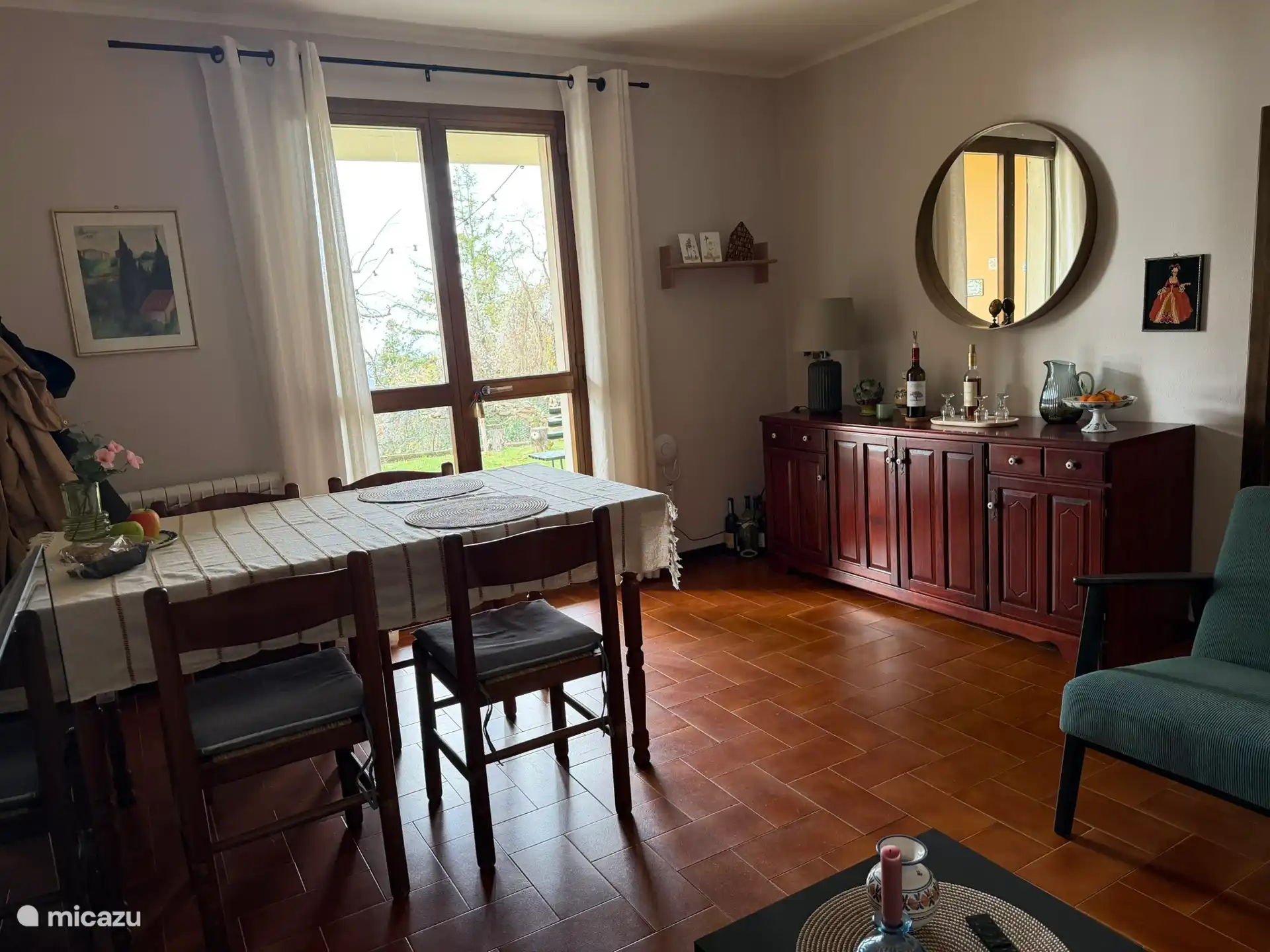 De ingang en eethoek beneden