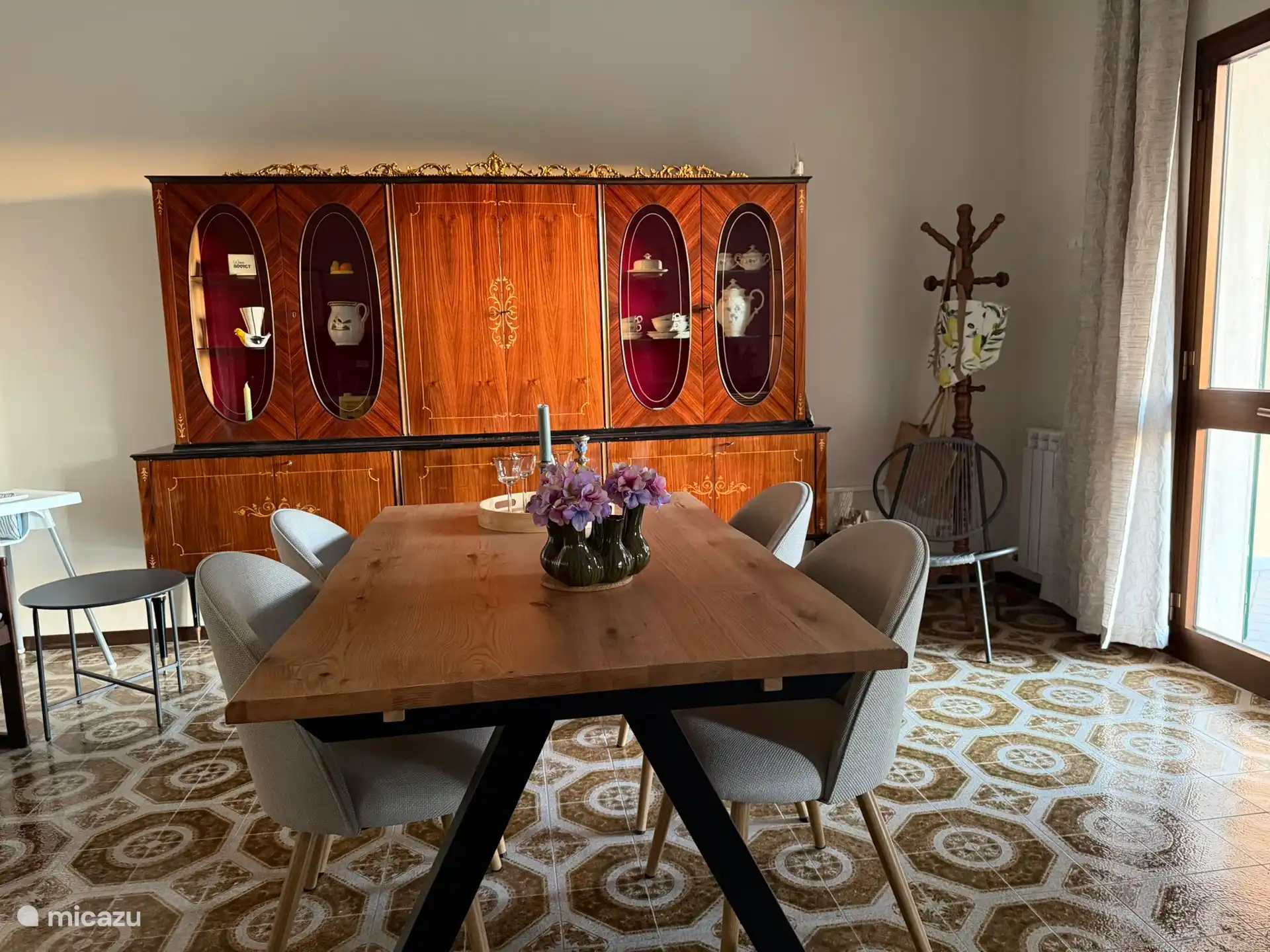 De eethoek boven en rechts de ingang.