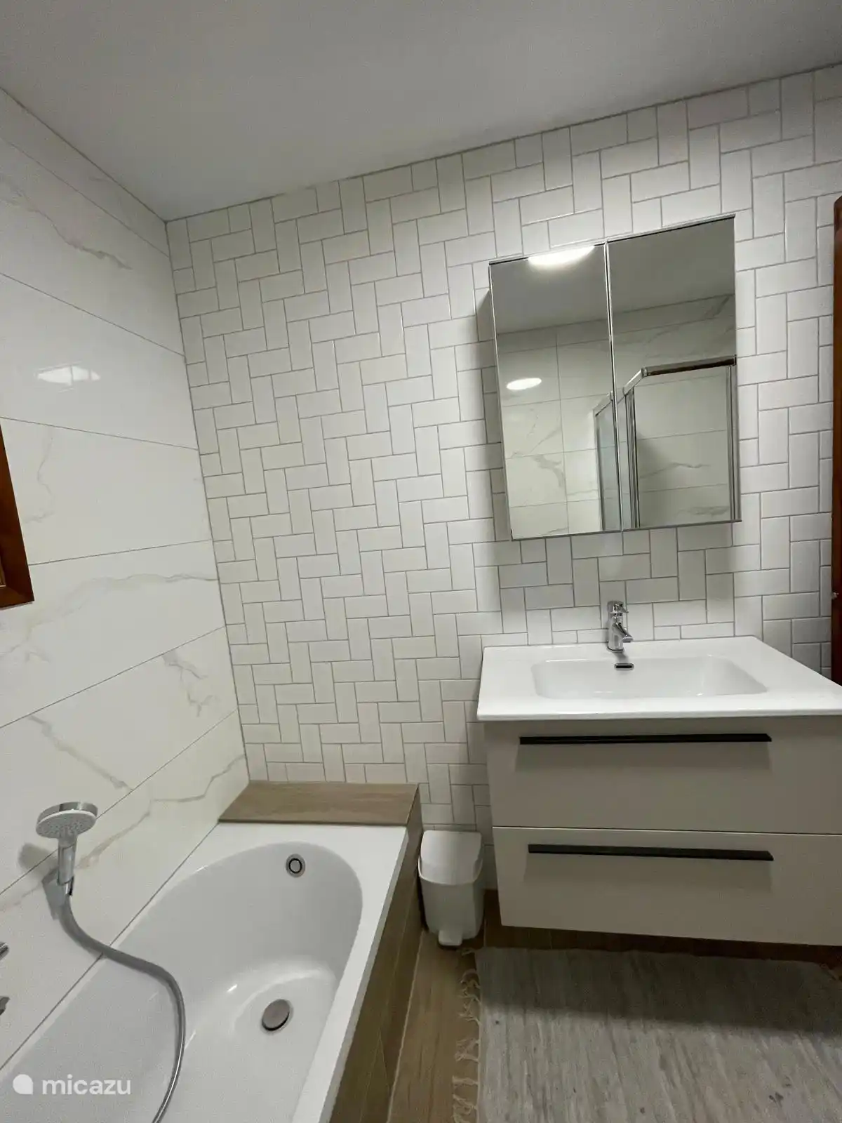 Baño 2 con baño en la planta de arriba