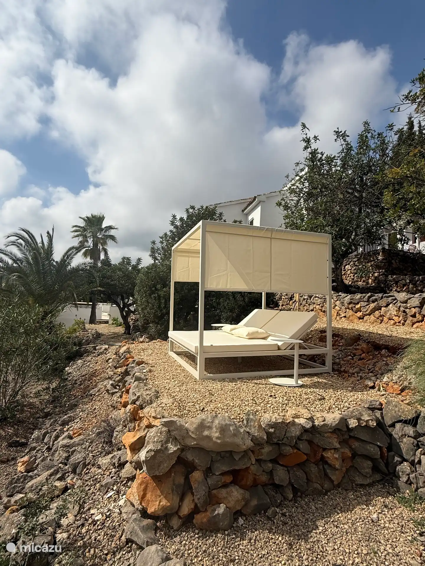 Preciosa cama lounge con vistas a la montaña