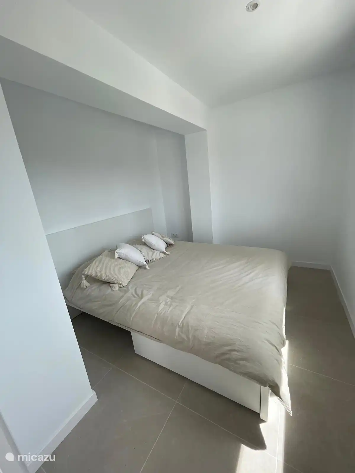 Dormitorio con 2 personas y casa de invitados