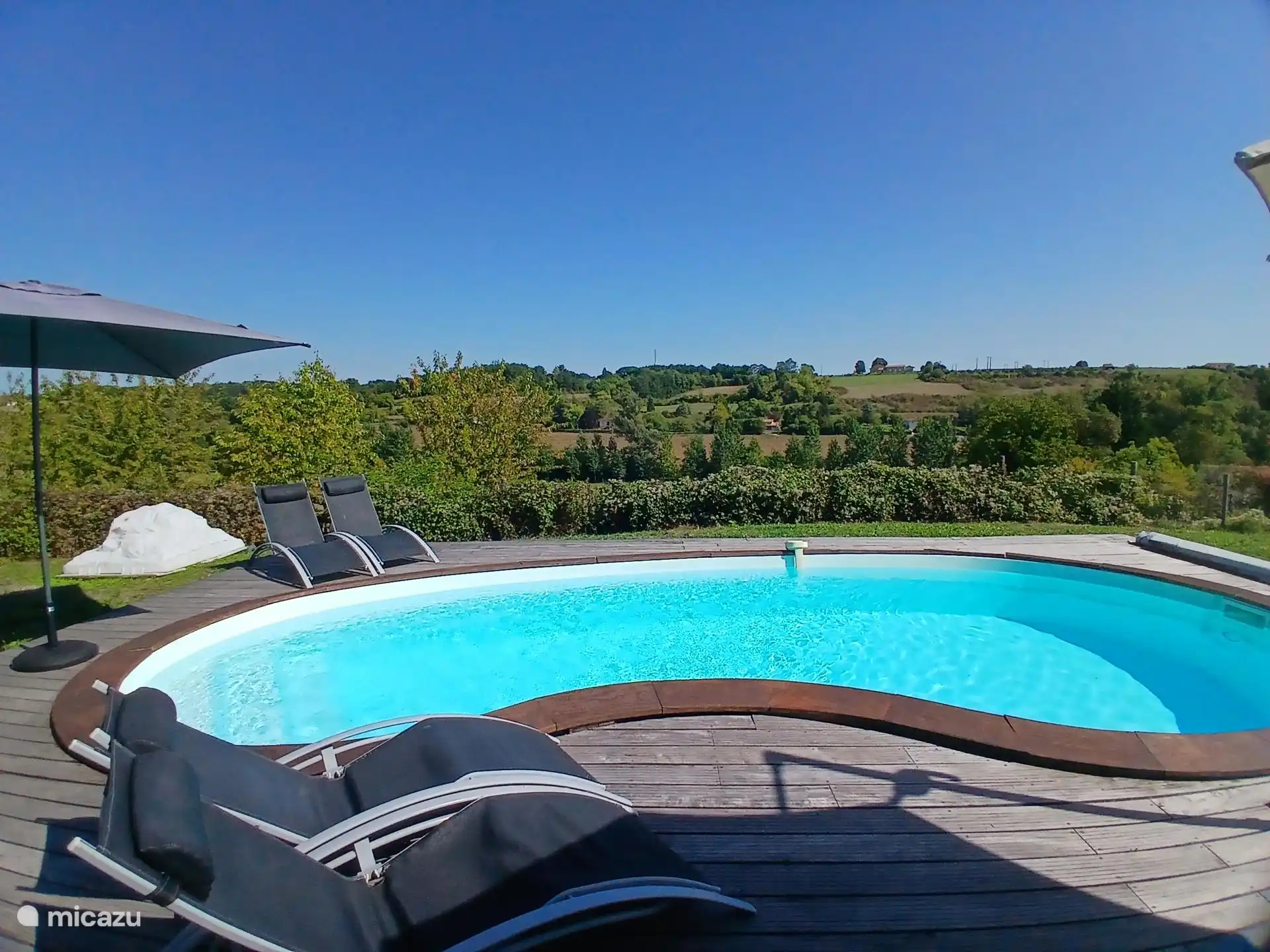 Zwemad met houten terras