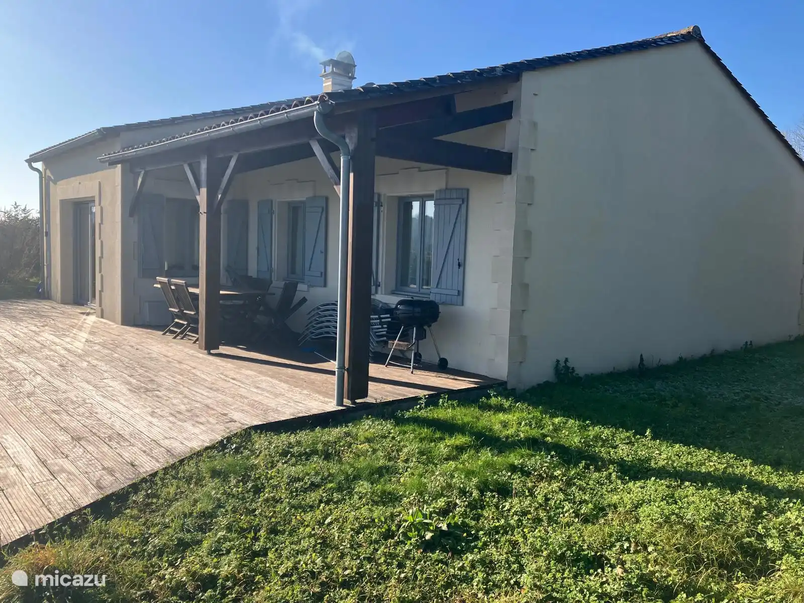 Achterkant van villa Le Grenadier met overdekt terras