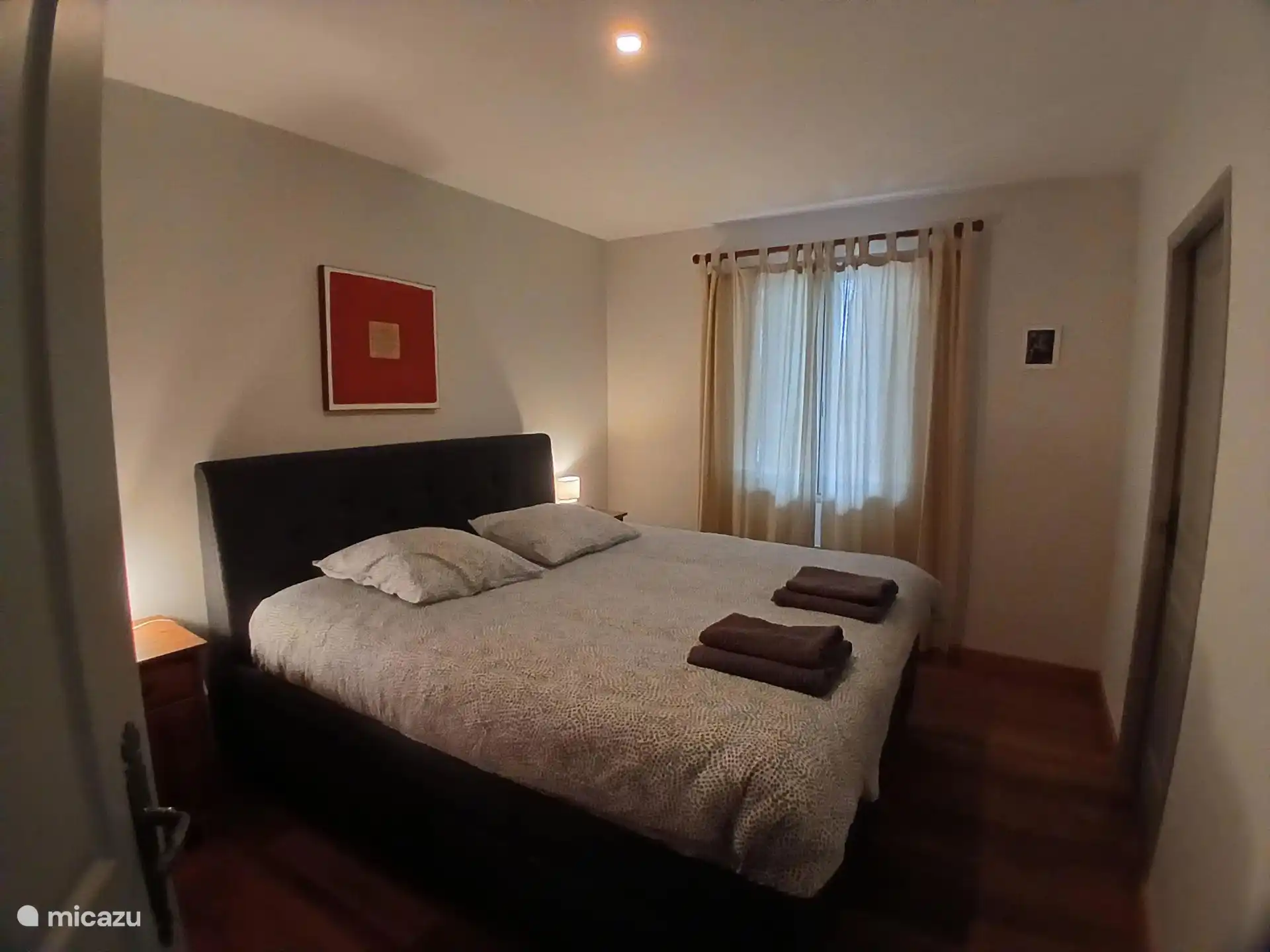 Grote sleepkamer met King-size bed en en-suite badkamer