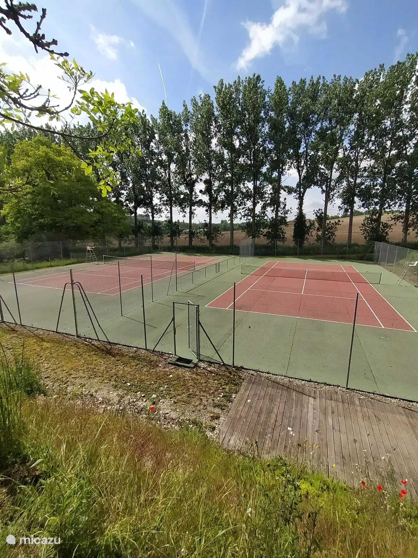 2 tennisbanen voor gemeenschappelijk gebruik