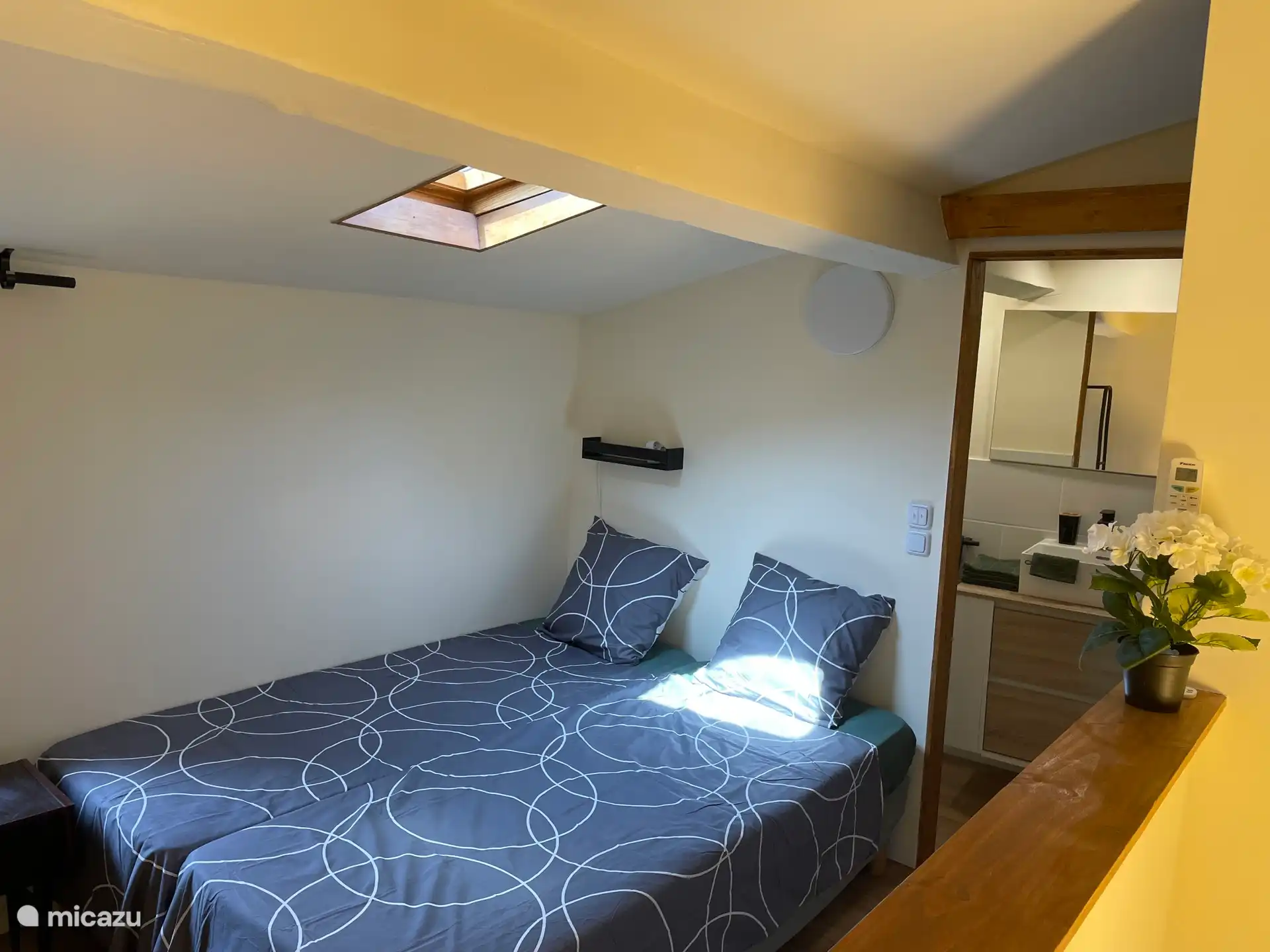 Dormitorio donde puedes deslizar las dos camas individuales juntas para formar una cama de 160x200cm o puedes separarlas en dos camas de 80x200cm cada una.