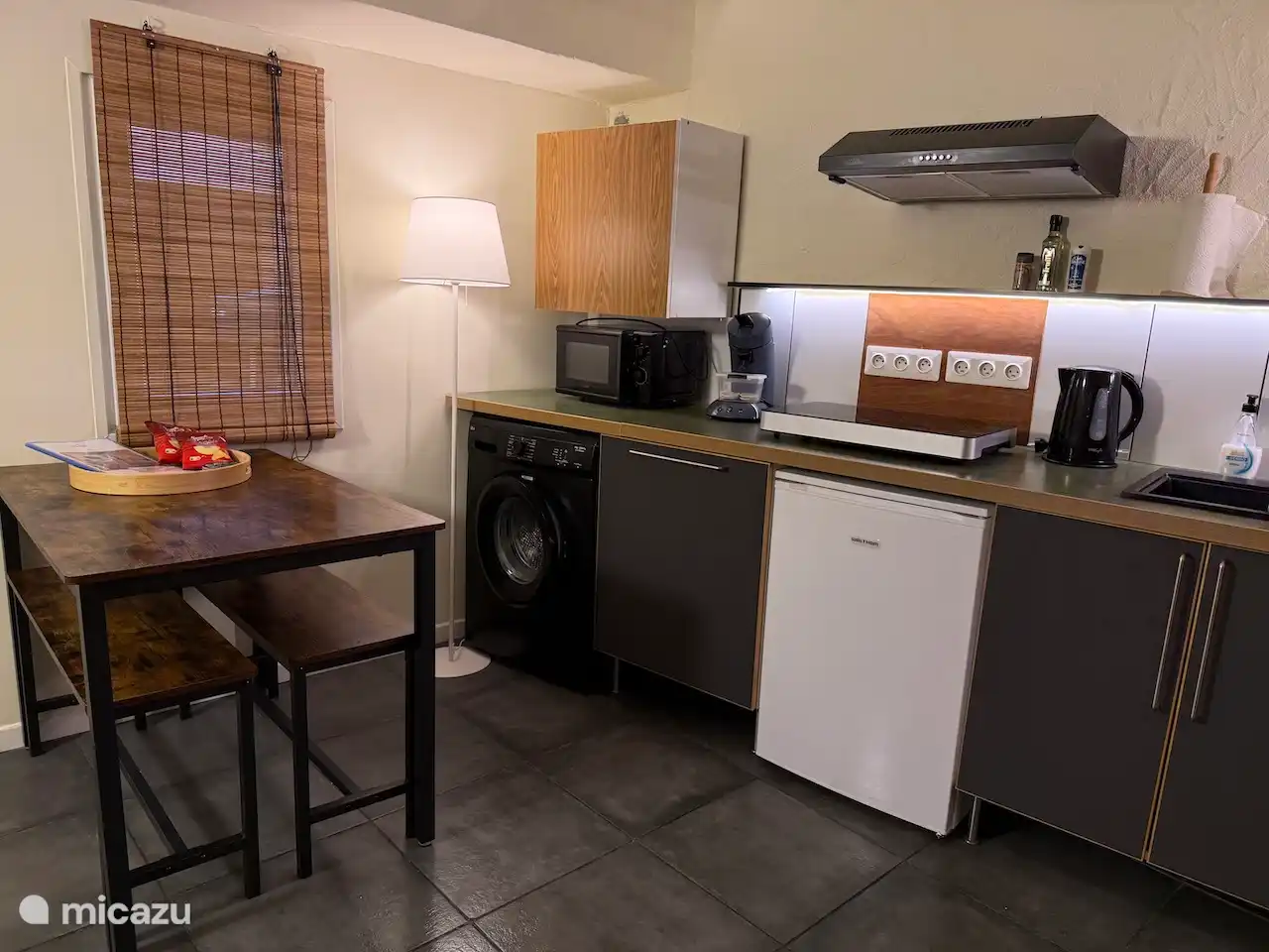 Cocina totalmente equipada, con mesa grande, lavadora, escurridero, etc. También hay un baño independiente en la cocina.