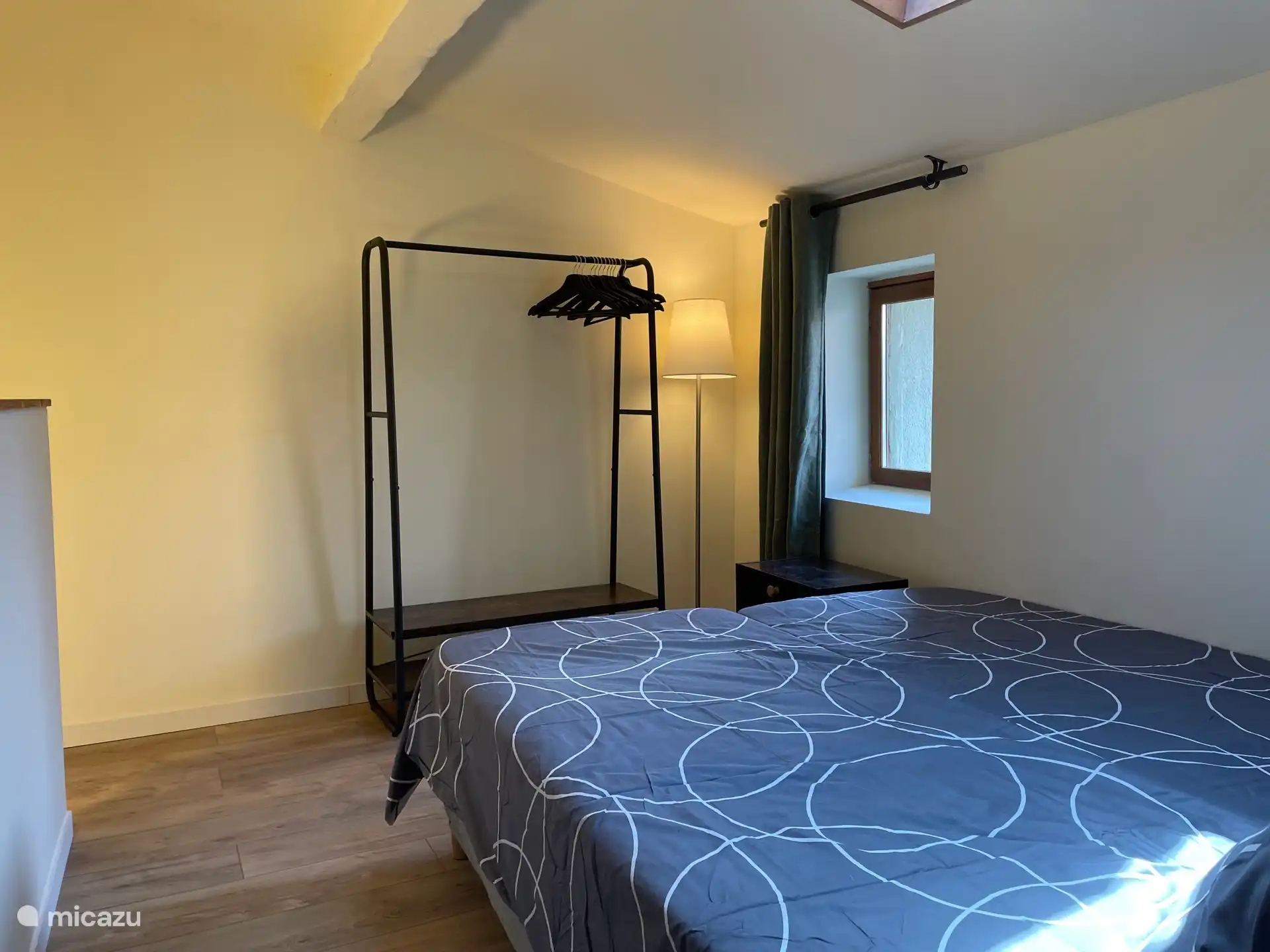 Dormitorio donde puedes deslizar las dos camas individuales juntas para formar una cama de 160x200cm o puedes separarlas en dos camas de 80x200cm cada una.