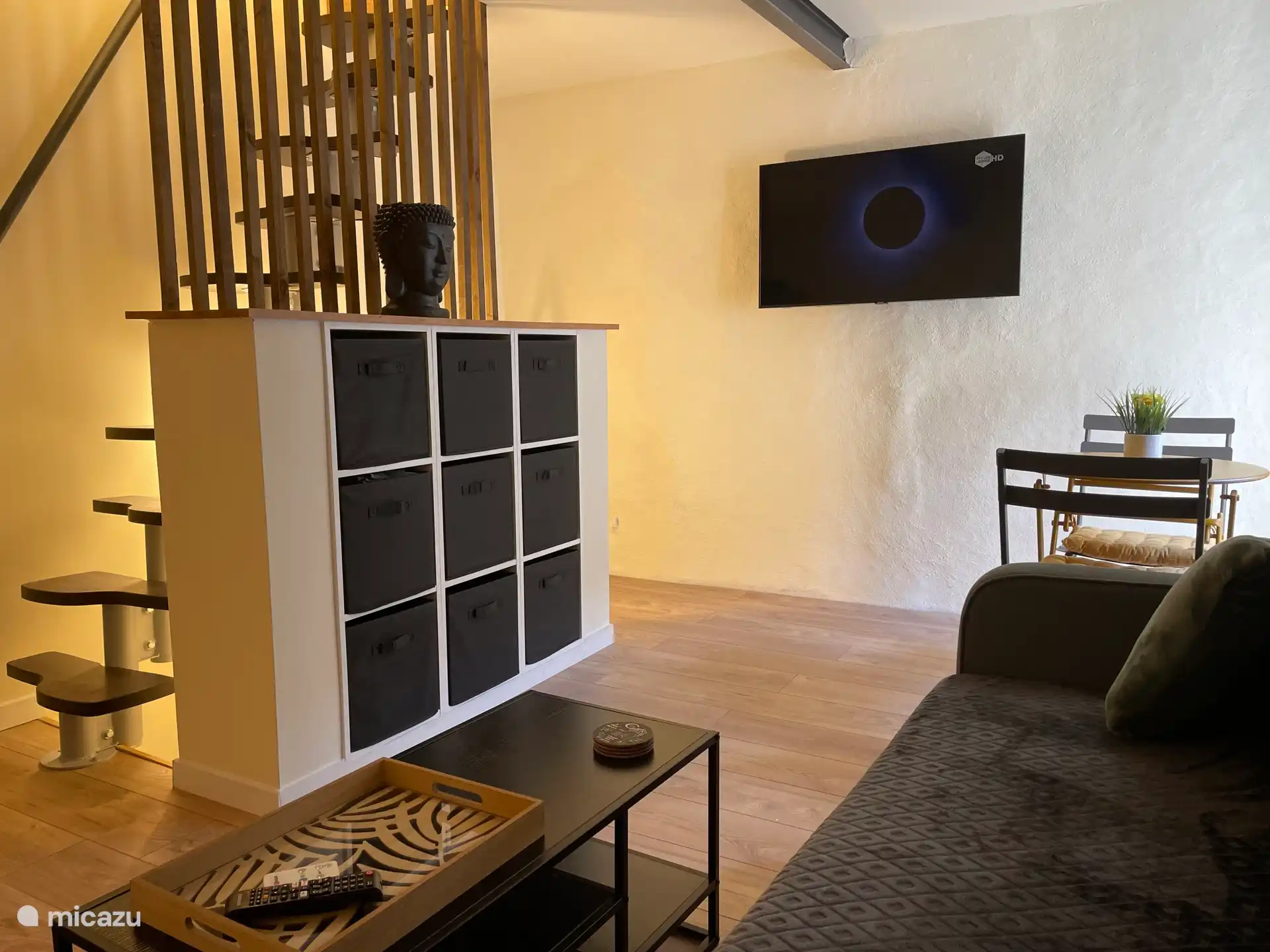 Salón con escaleras al dormitorio