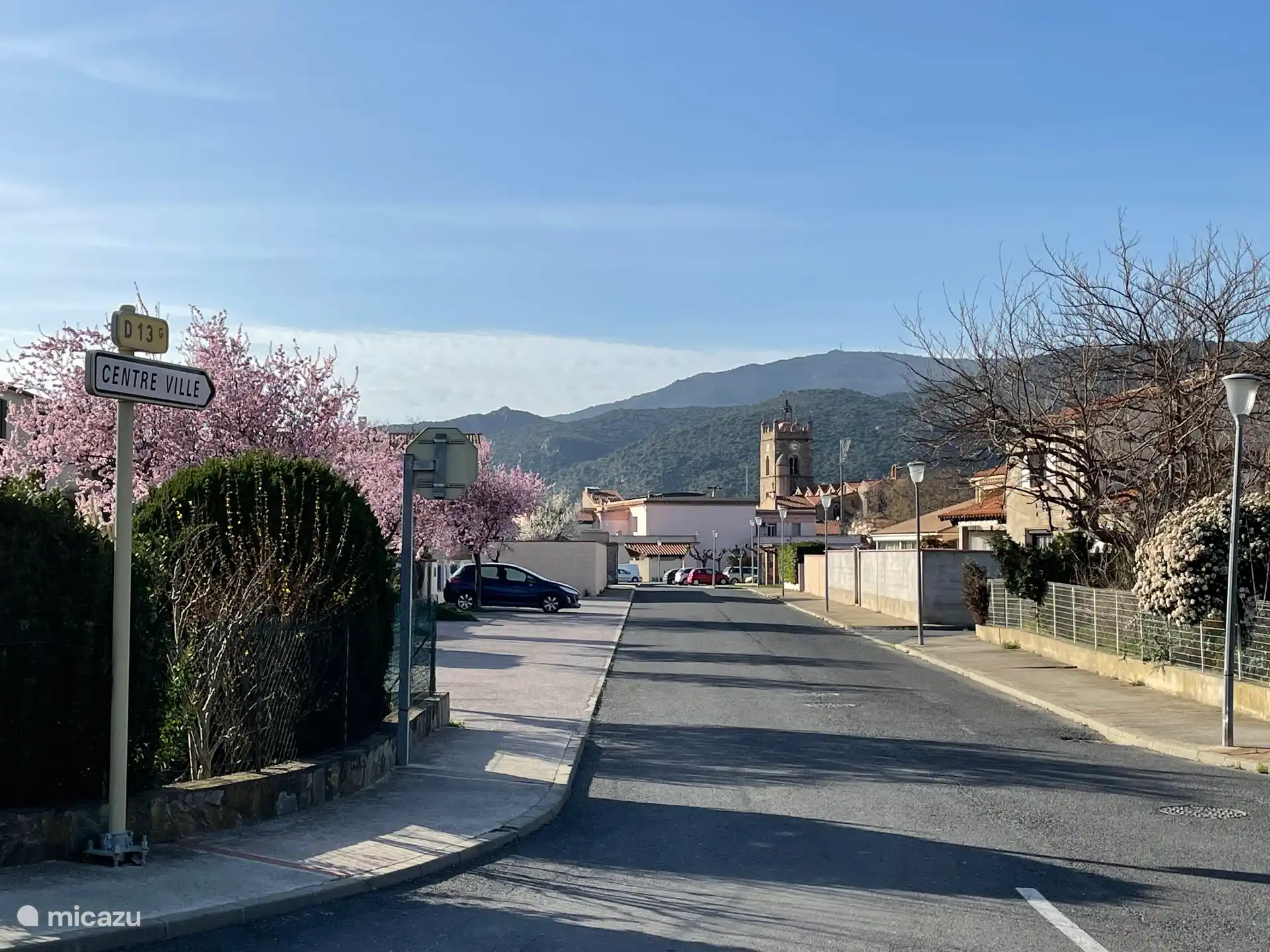 El pueblo de Vinca con todos los servicios: supermercado, panadería, farmacia, bares y restos, etc