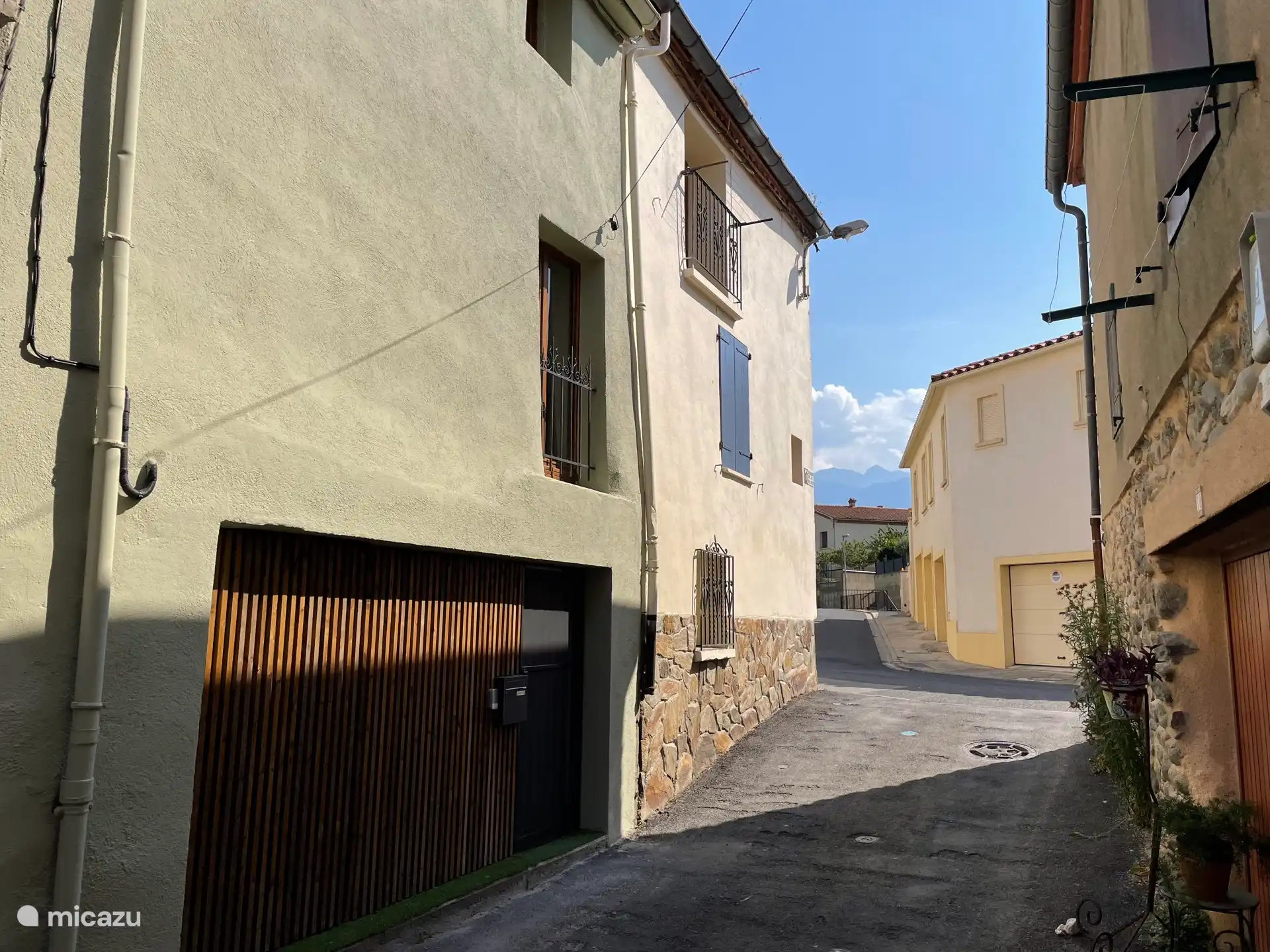 Desde nuestra calle hacia las montañas, también hay una bonita fuente un poco más abajo de donde siempre fluye el agua.