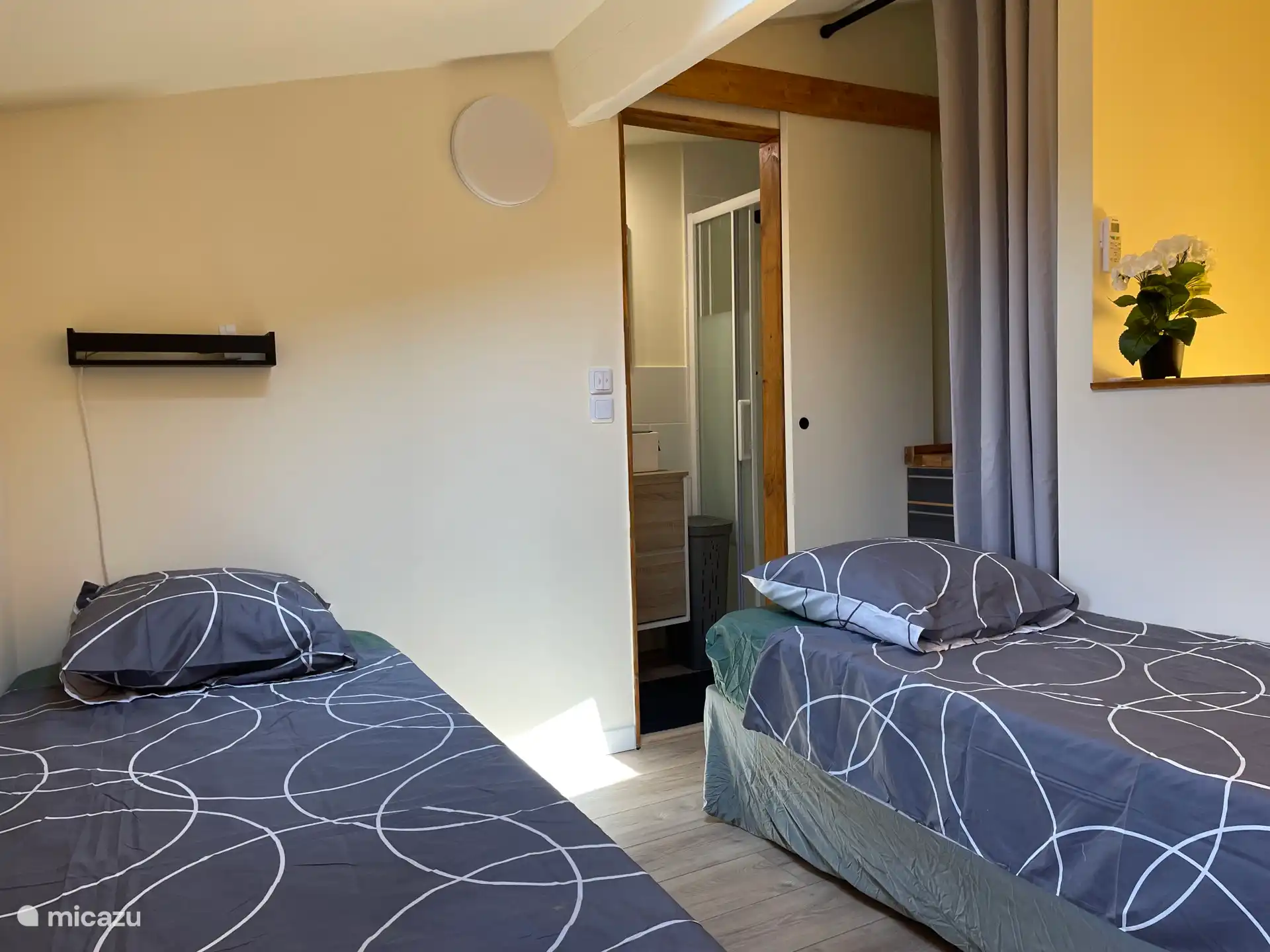 Dormitorio donde puedes deslizar las dos camas individuales juntas para formar una cama de 160x200cm o puedes separarlas en dos camas de 80x200cm cada una.