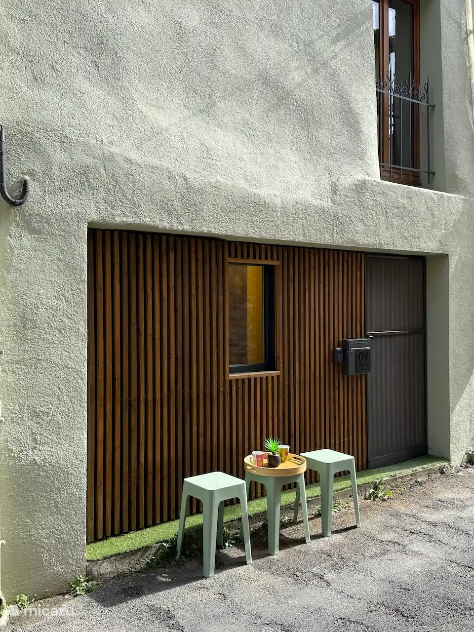 No tenemos jardín, pero sí tenemos tabores para desayunar delante de la puerta. La calle es casi libre de coches. 
