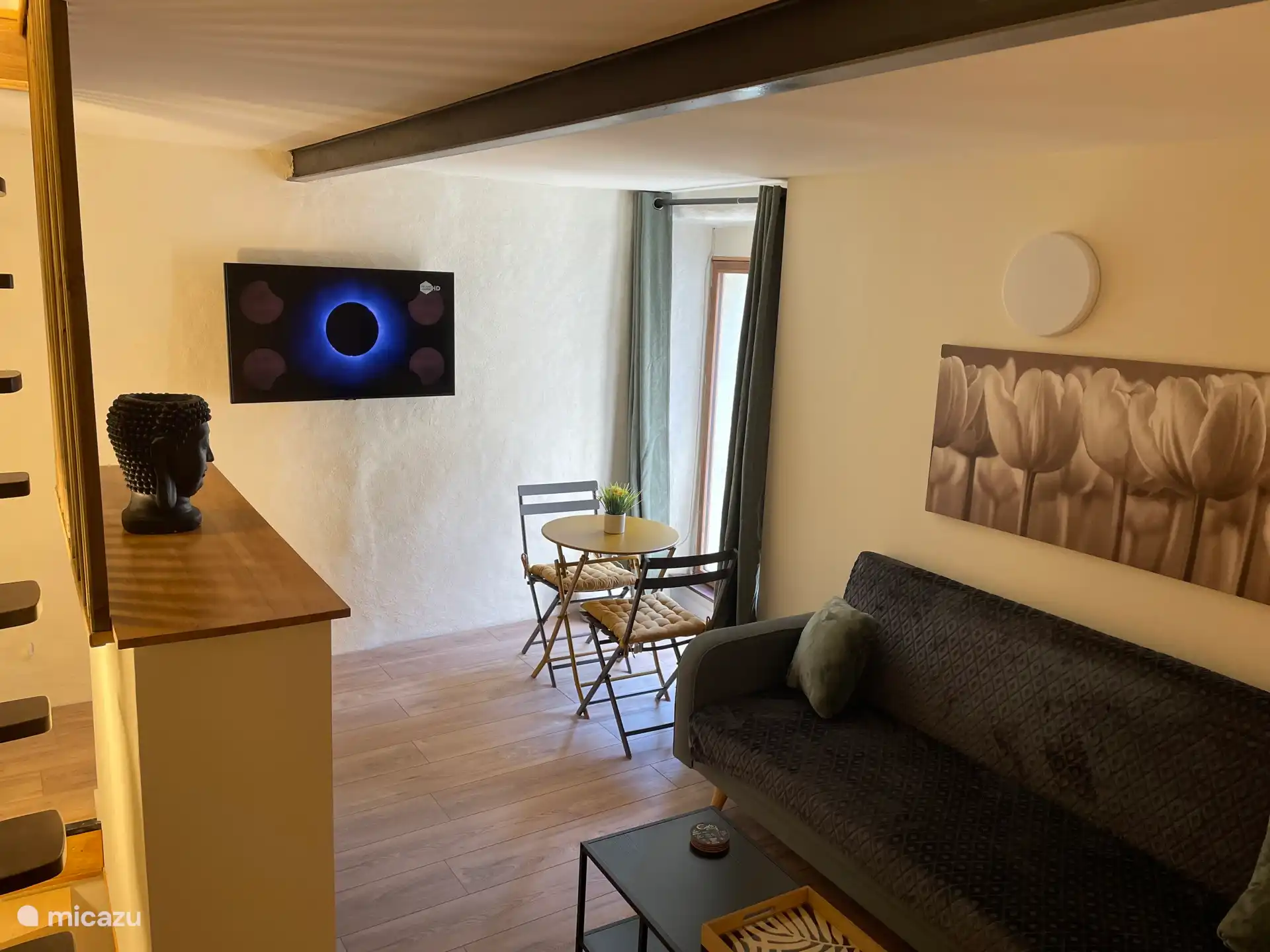 Salón con canales de SmartTV y TNT