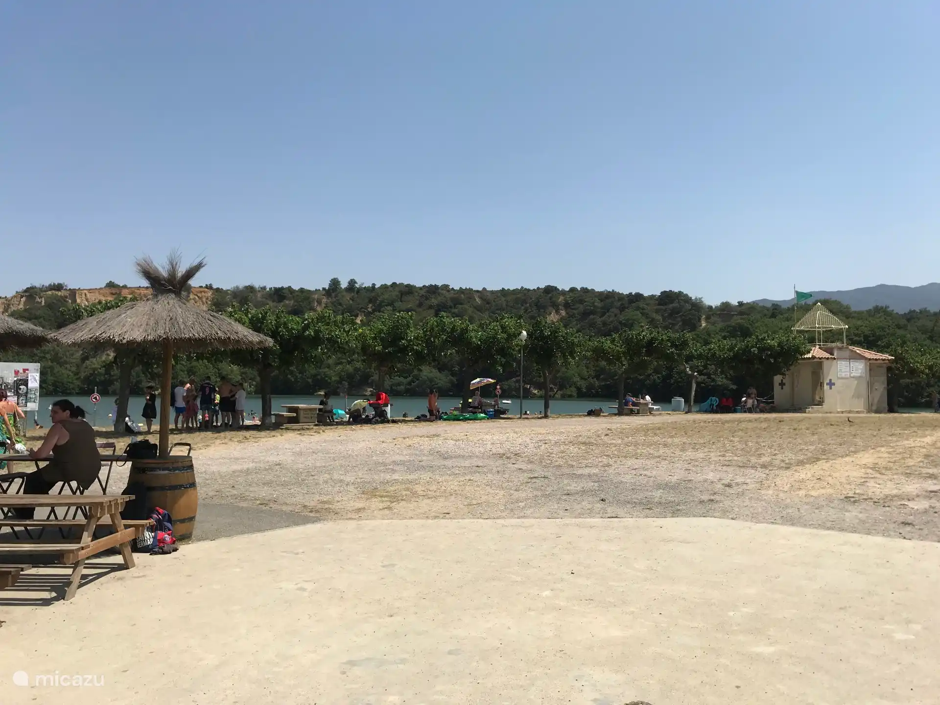 La playa de arena en el lago Vinca