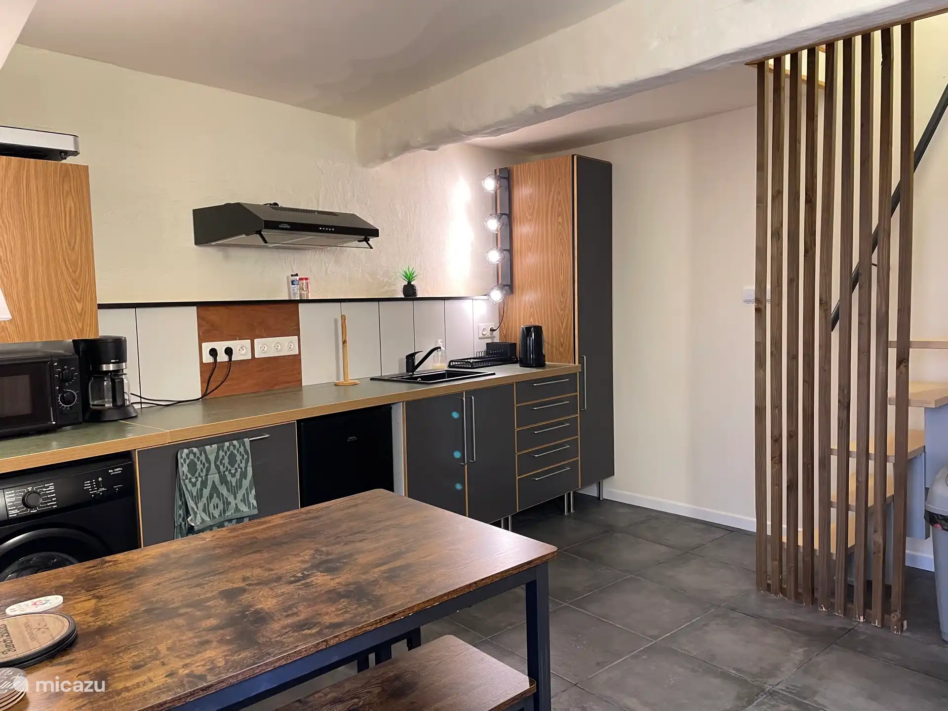 Cocina totalmente equipada, con mesa grande, lavadora, escurridero, etc. También hay un baño independiente en la cocina.