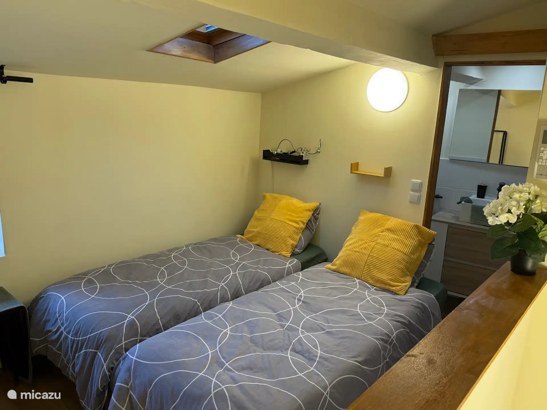 Dormitorio donde puedes deslizar las dos camas individuales juntas para formar una cama de 160x200cm o puedes separarlas en dos camas de 80x200cm cada una.