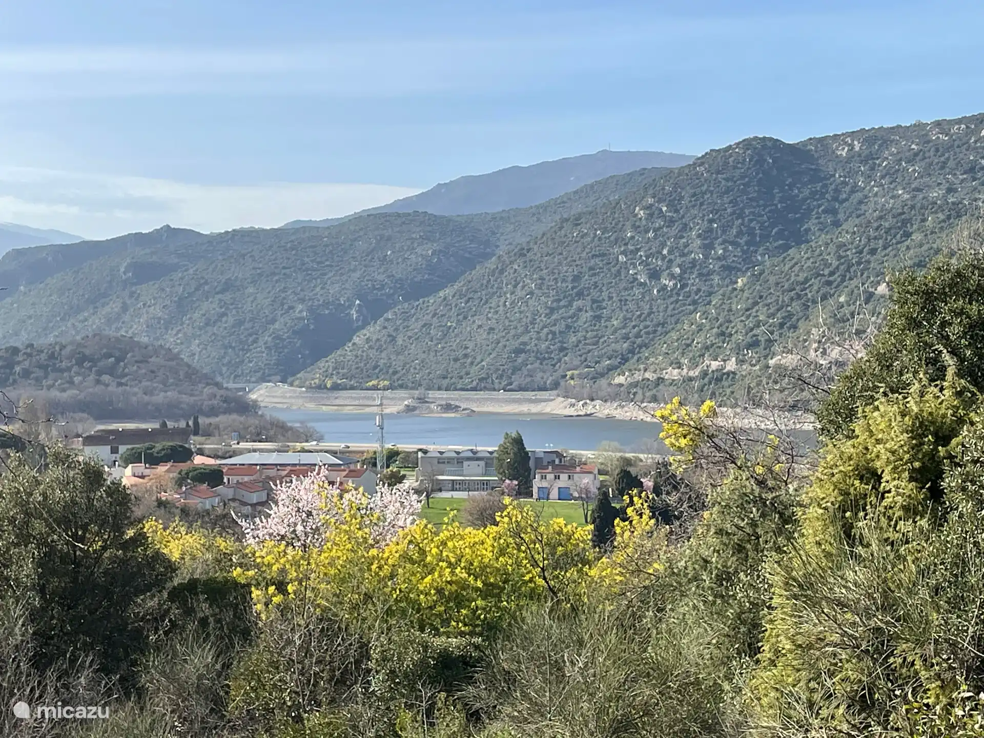 Hermosos senderos de senderismo con vistas al lago y la región