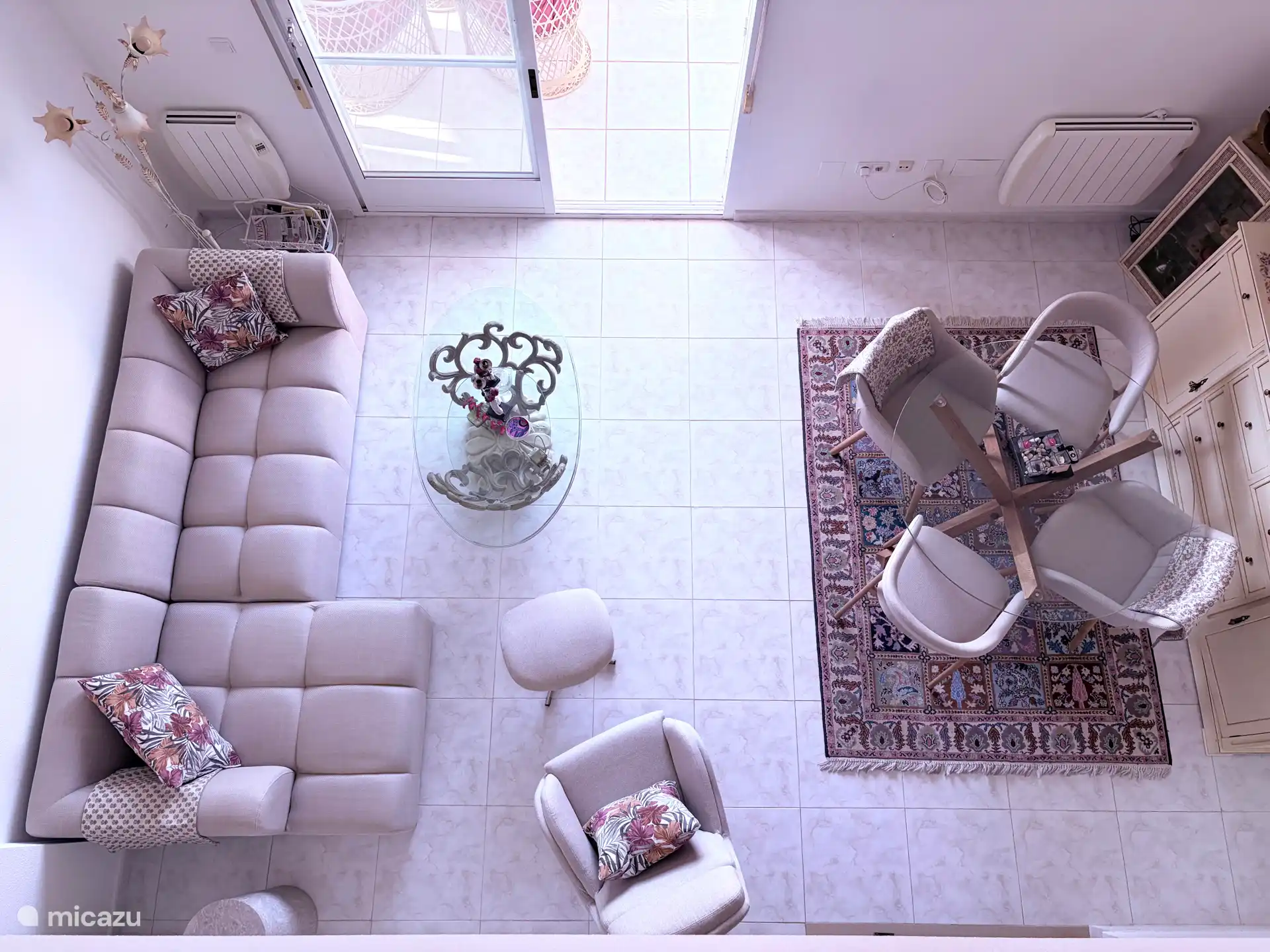 View op de woonkamer vanaf de entree