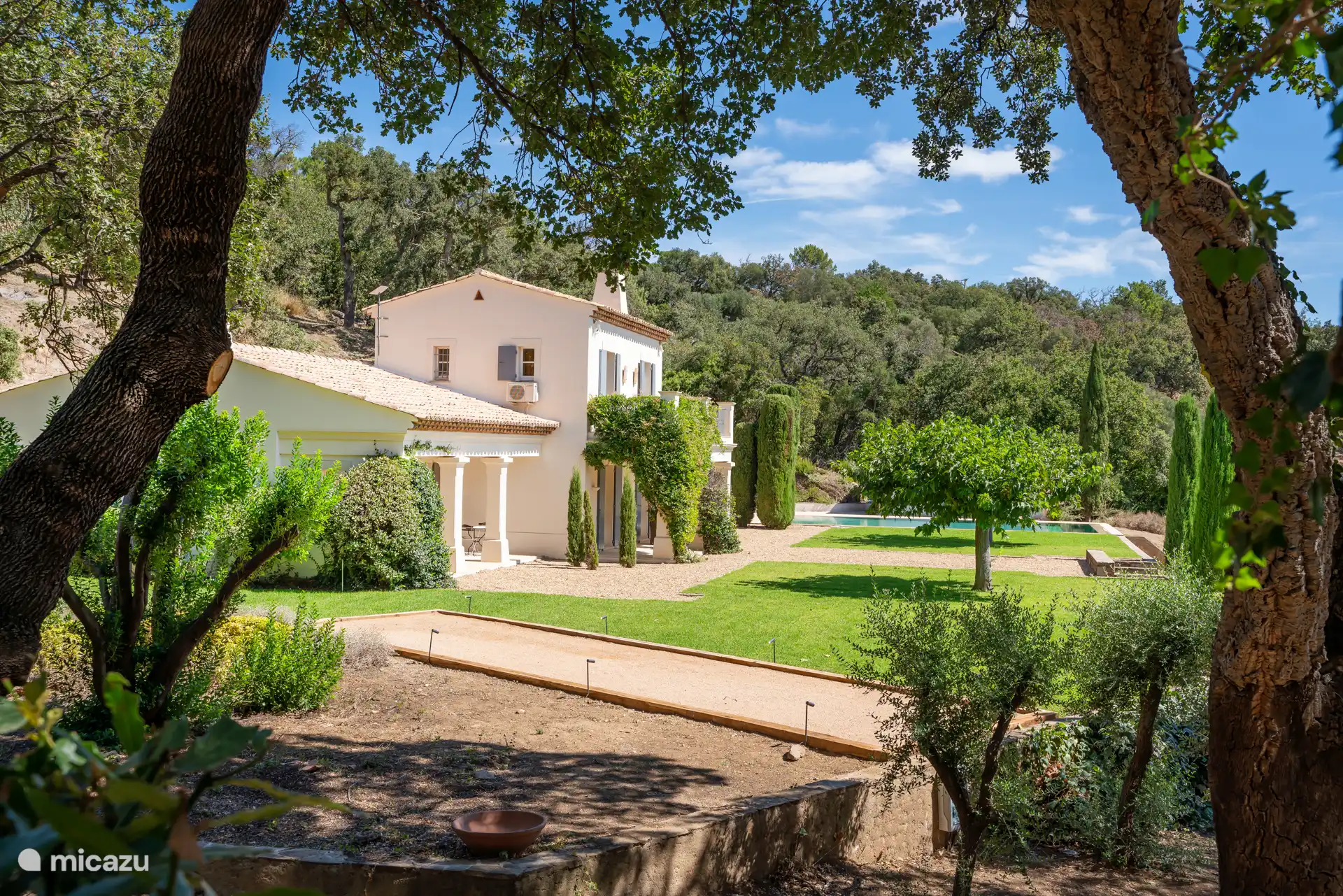 Pétanque court, garde, miror pool, natural landscape