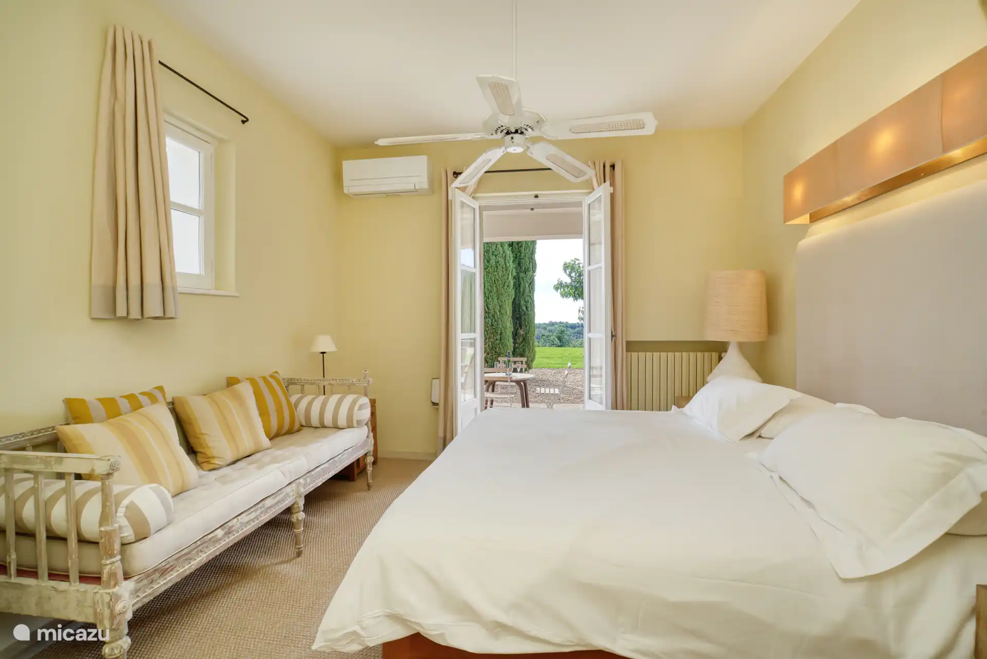 Bedroom with A/C abd direct access to the terrace