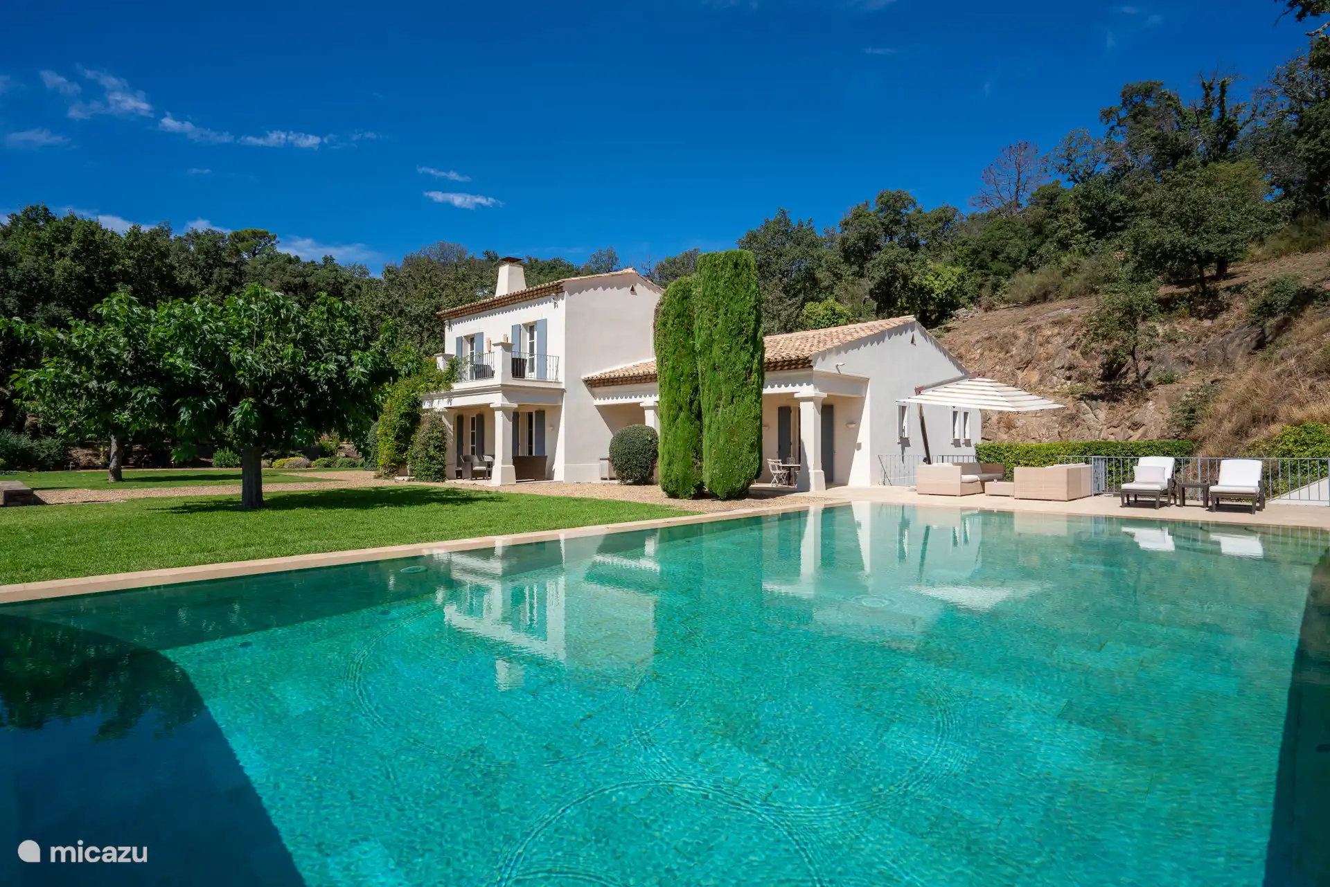 Miror pool and sun loungers