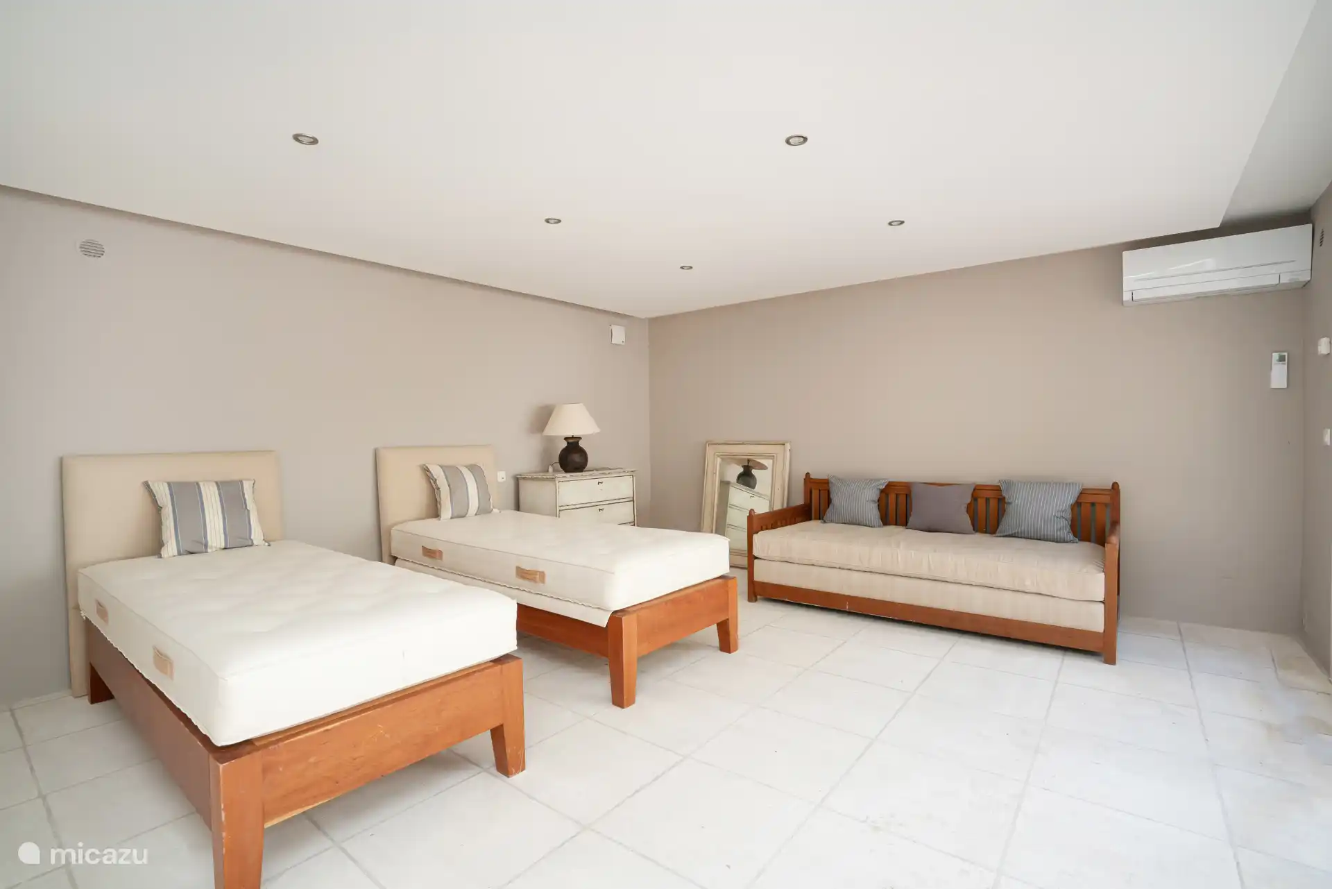 Twin bed bedroom, A/C