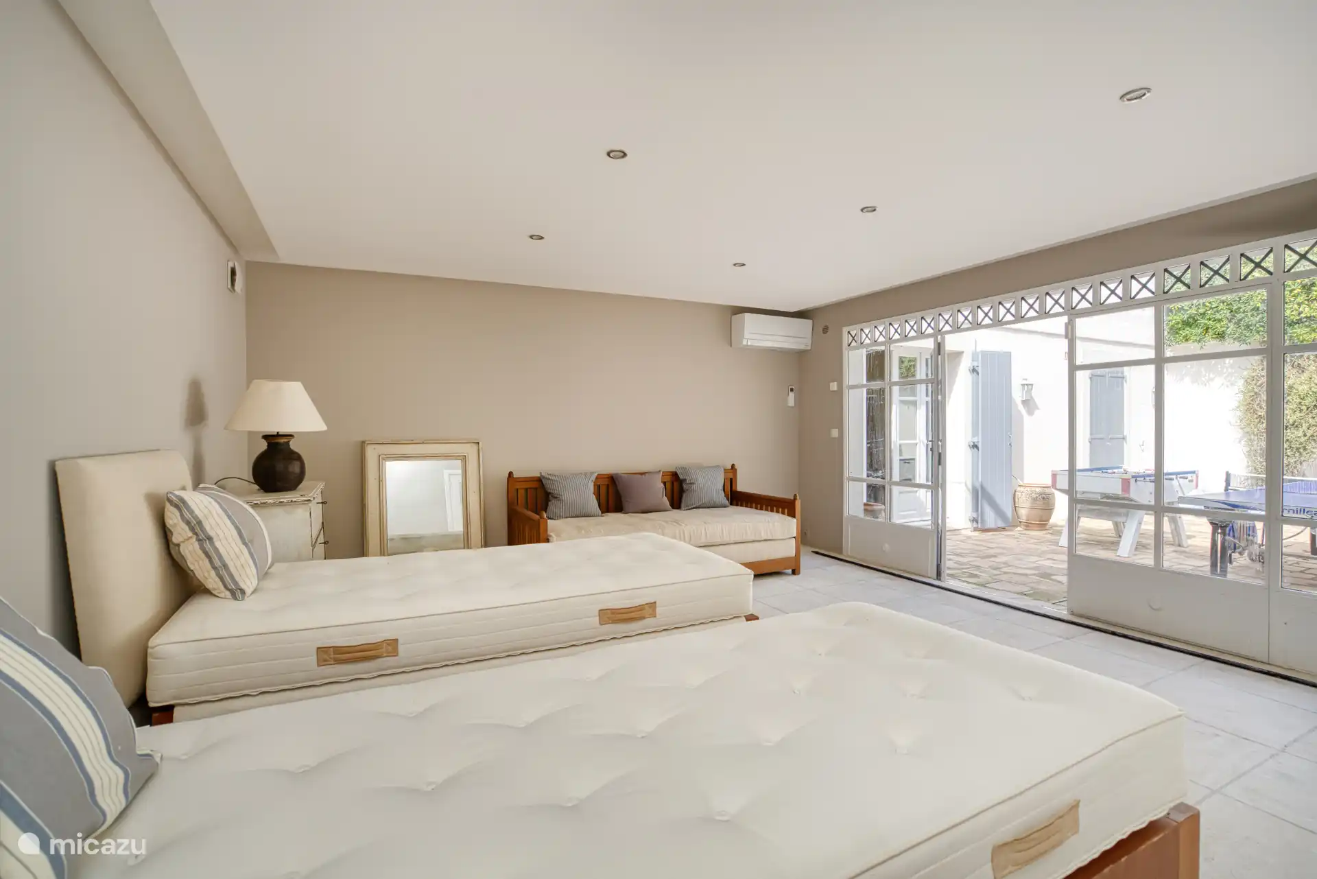 Twin beds bedroom, A/C