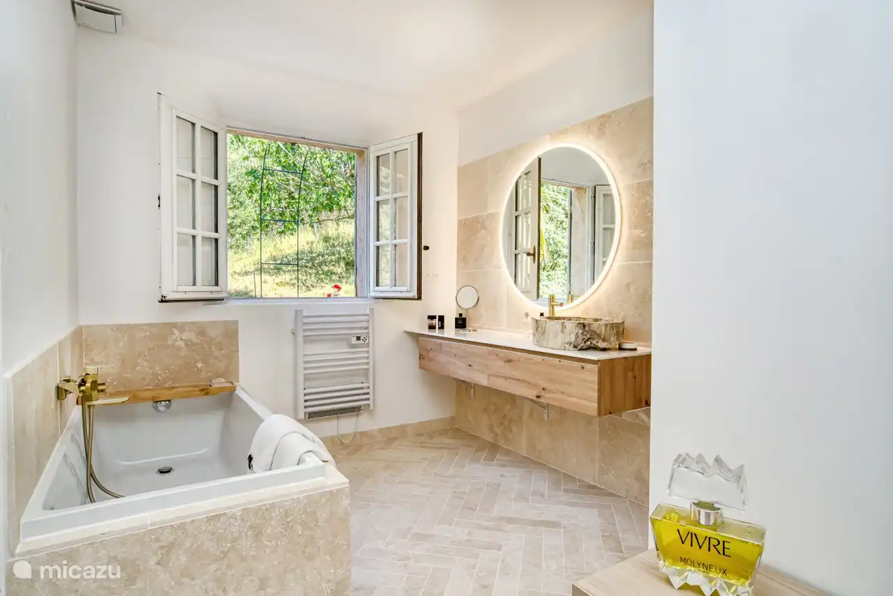 Bathroom ensuite with the master bedroom