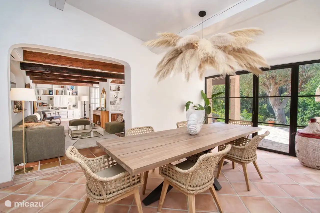 Dining area, living room, fireplace, A/C, fully equiped open kitchen