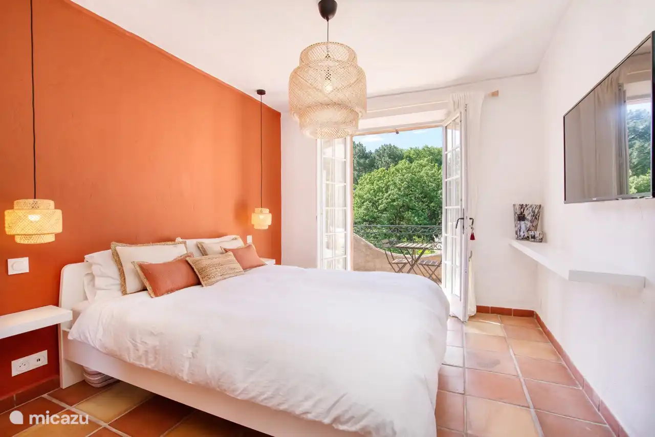 Downstair bedroom with its own little terrace. Tv. A/C