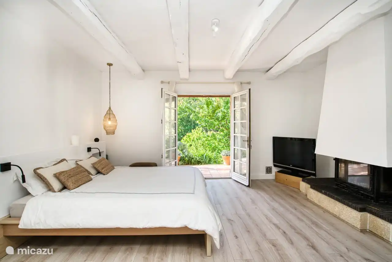 Master bedroom with TV, A/C, fireplace, private bathroom, direct access to the terrace