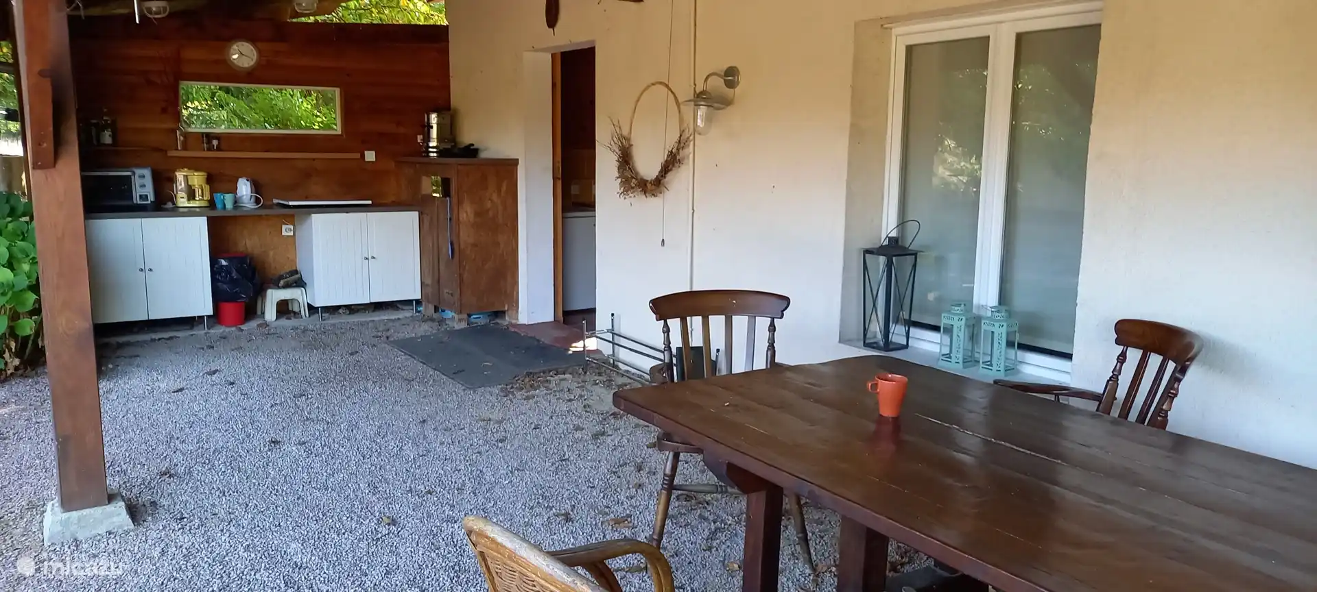 Achterterras met buitenkeuken