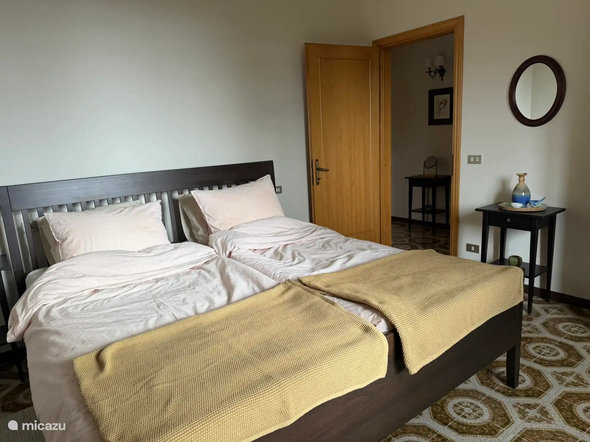 La chambre avant avec un lit double et un grand espace dans le placard.