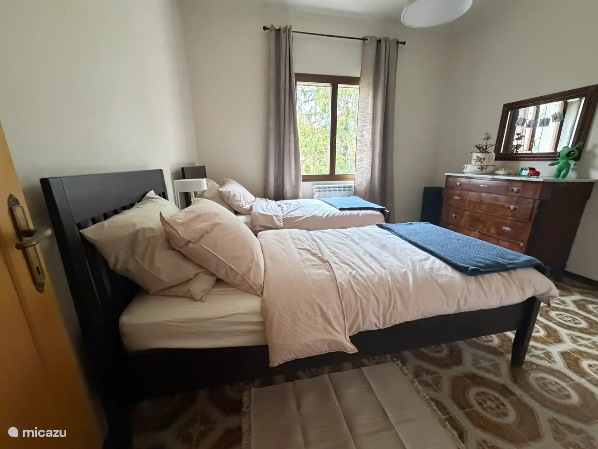 La chambre arrière avec sa belle vieille commode.