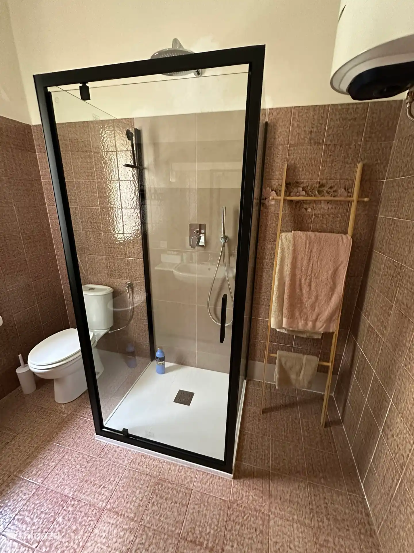 La douche à l’italienne avec la chaudière pour toute la maison en haut à droite.