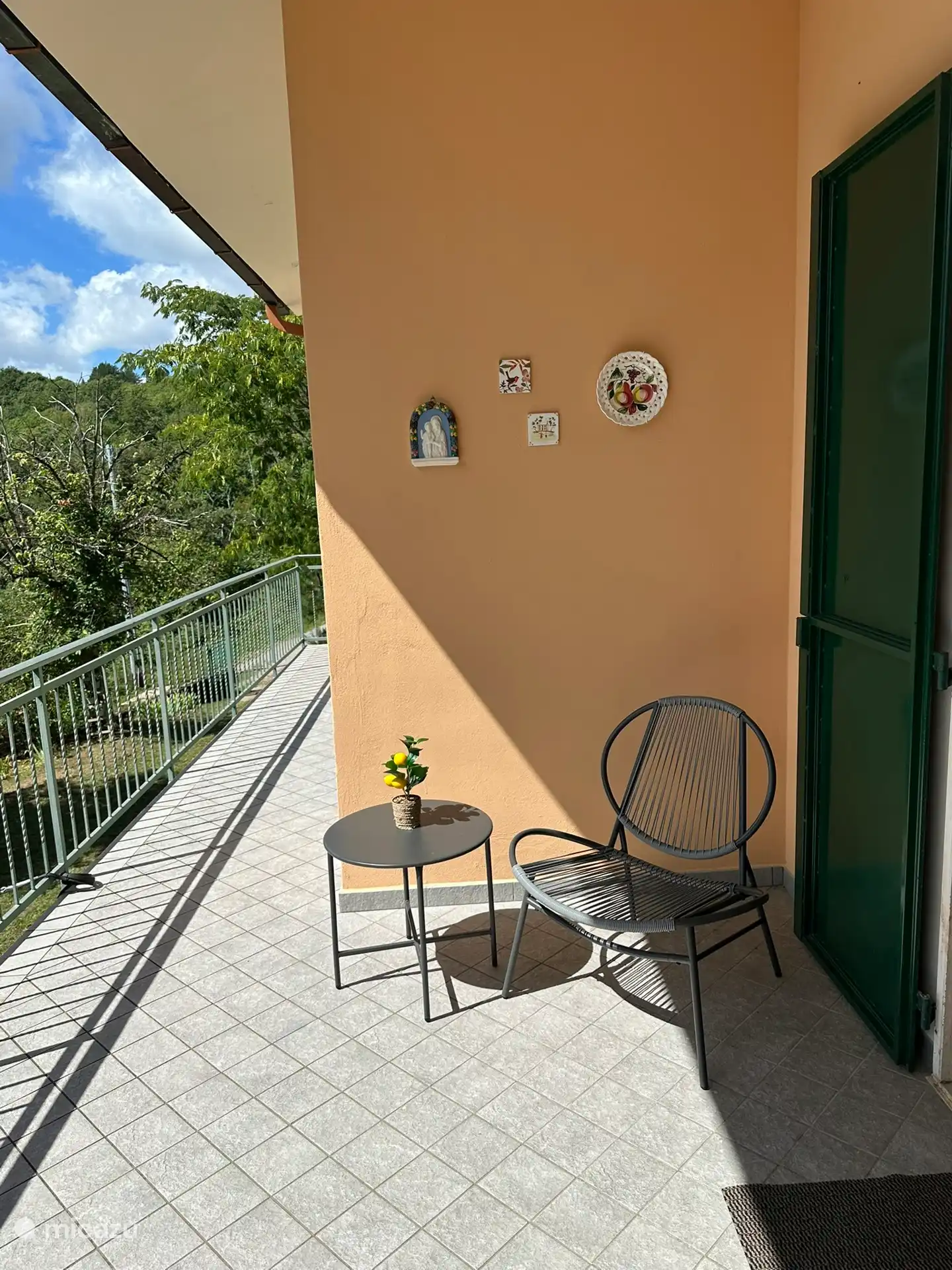 Une place confortable pour une tasse de café afin de commencer la journée.