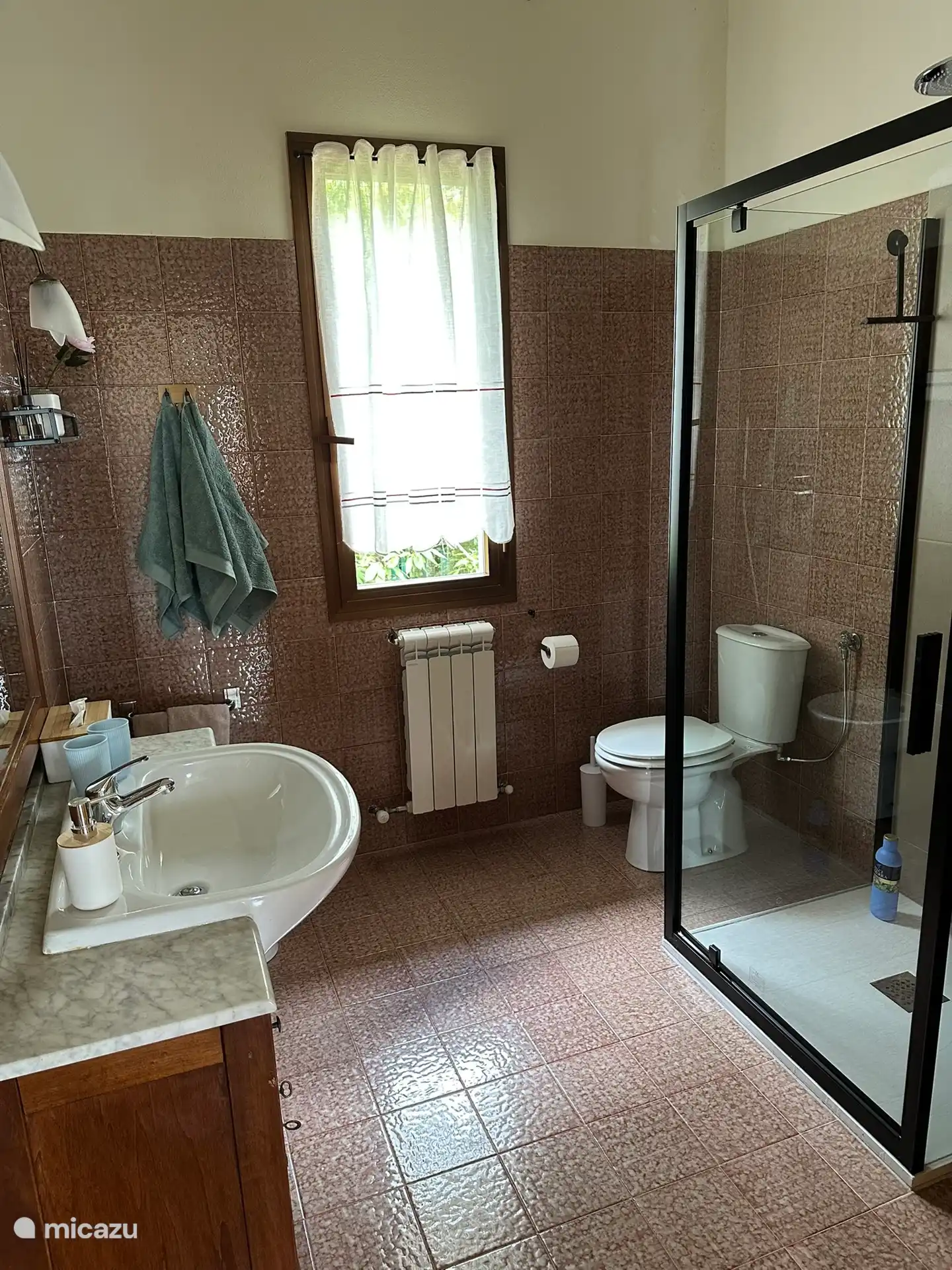 Salle de bain avec bidet, toilettes et douche à l’italienne.