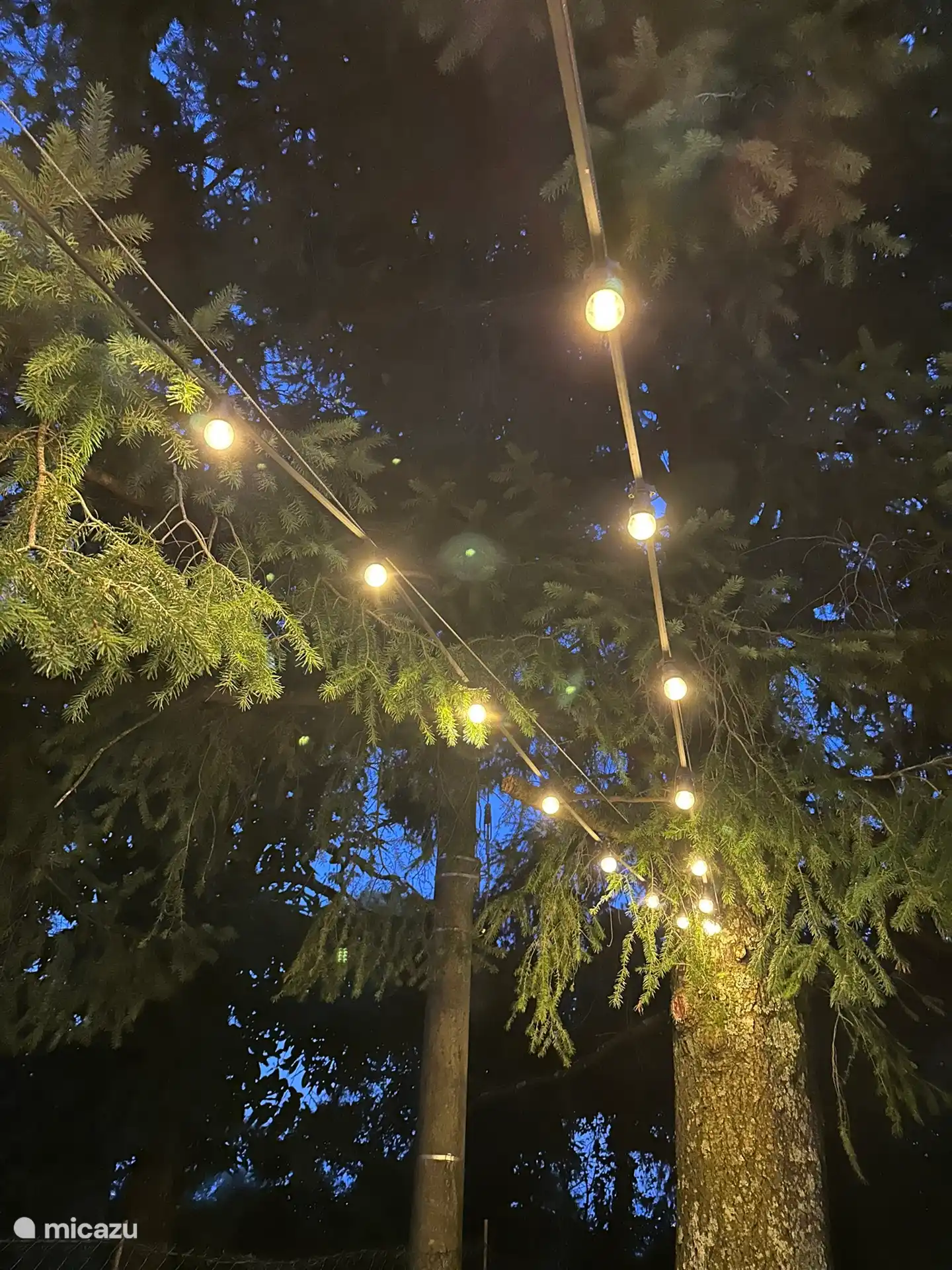 Même quand il fait déjà nuit, profitez de l’extérieur avec les lumières allumées.