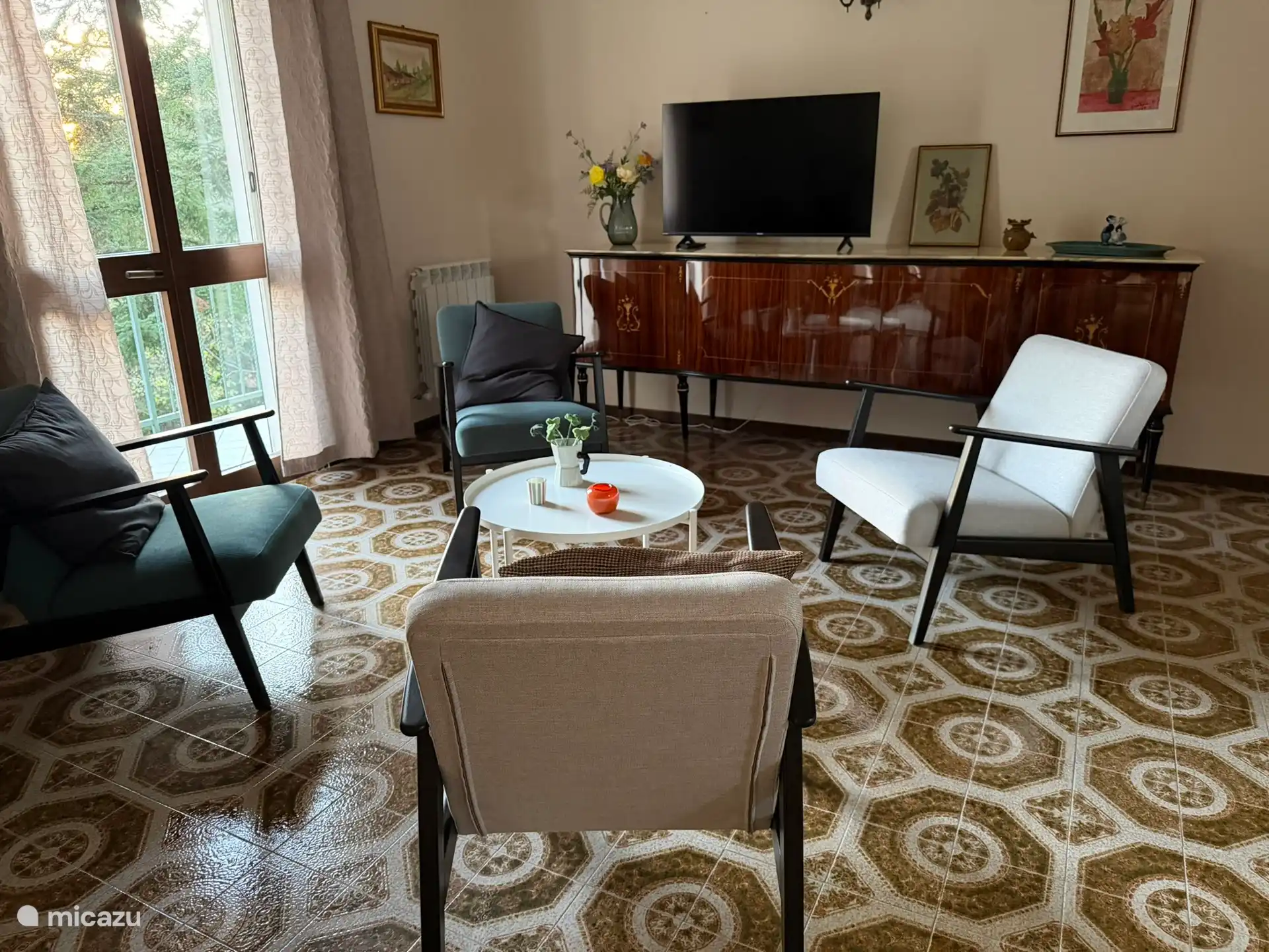 Le vaste espace salon avec des doubles portes donnant sur le balcon spacieux.