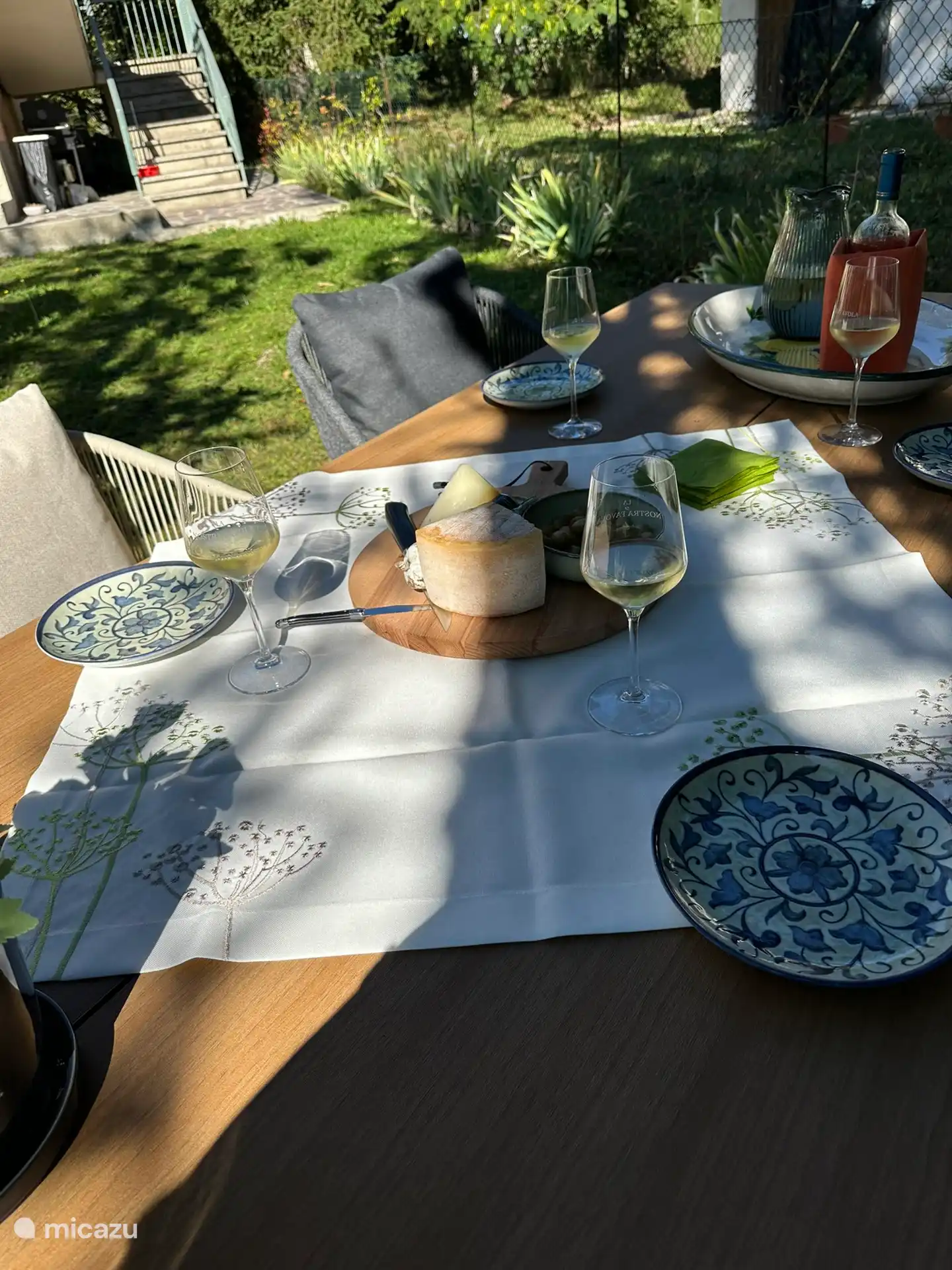 Un en-cas et une boisson, c’est la belle vie.