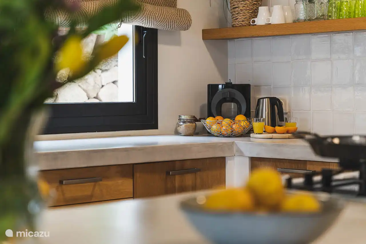 Cuisine équipée et climatisée. réfrigérateur/congélateur, four, cafetière Nespresso, lave-vaisselle, grille-pain. 