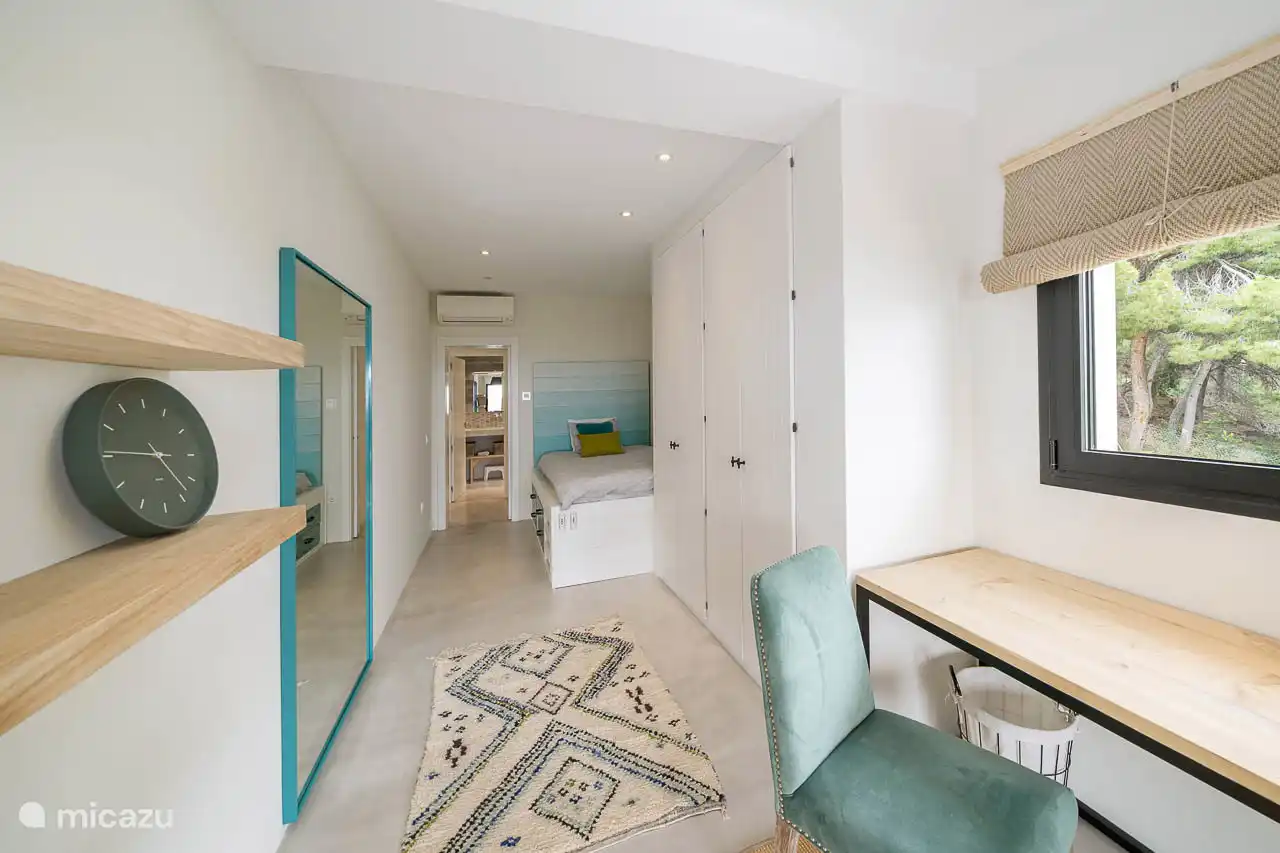 Chambre 3
Lit de 120cm, bureau, accès terrasse extérieure, salle de bain avec douche partagée avec les chambres 4/5.