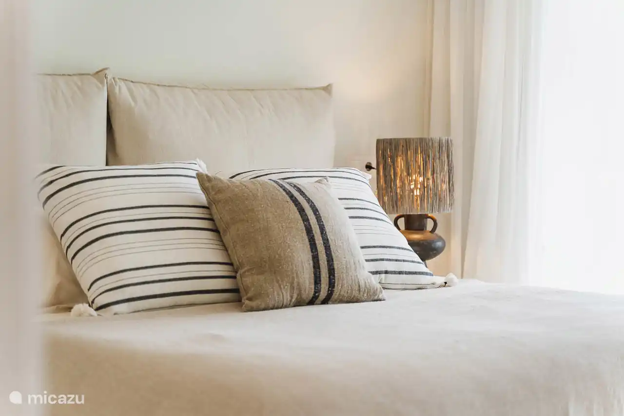 Chambre 2 – Master
Lit double, salle de bain en suite avec douche et baignoire, WC, dressing, terrasse privative.