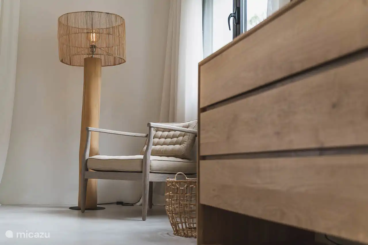 Chambre 2 – Master
Lit double, salle de bain en suite avec douche et baignoire, WC, dressing, terrasse privative.