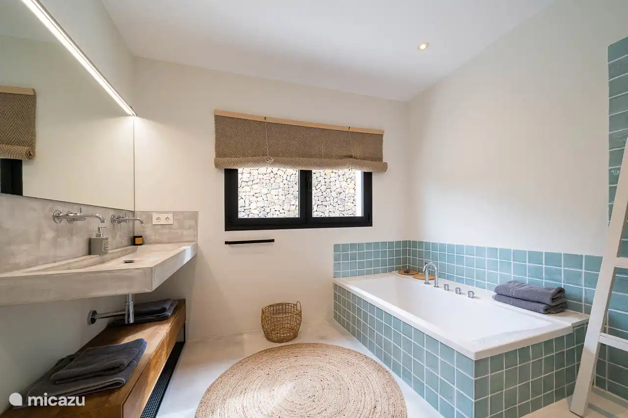 Chambre 2 – Master
Lit double, salle de bain en suite avec douche et baignoire, WC, dressing, terrasse privative.