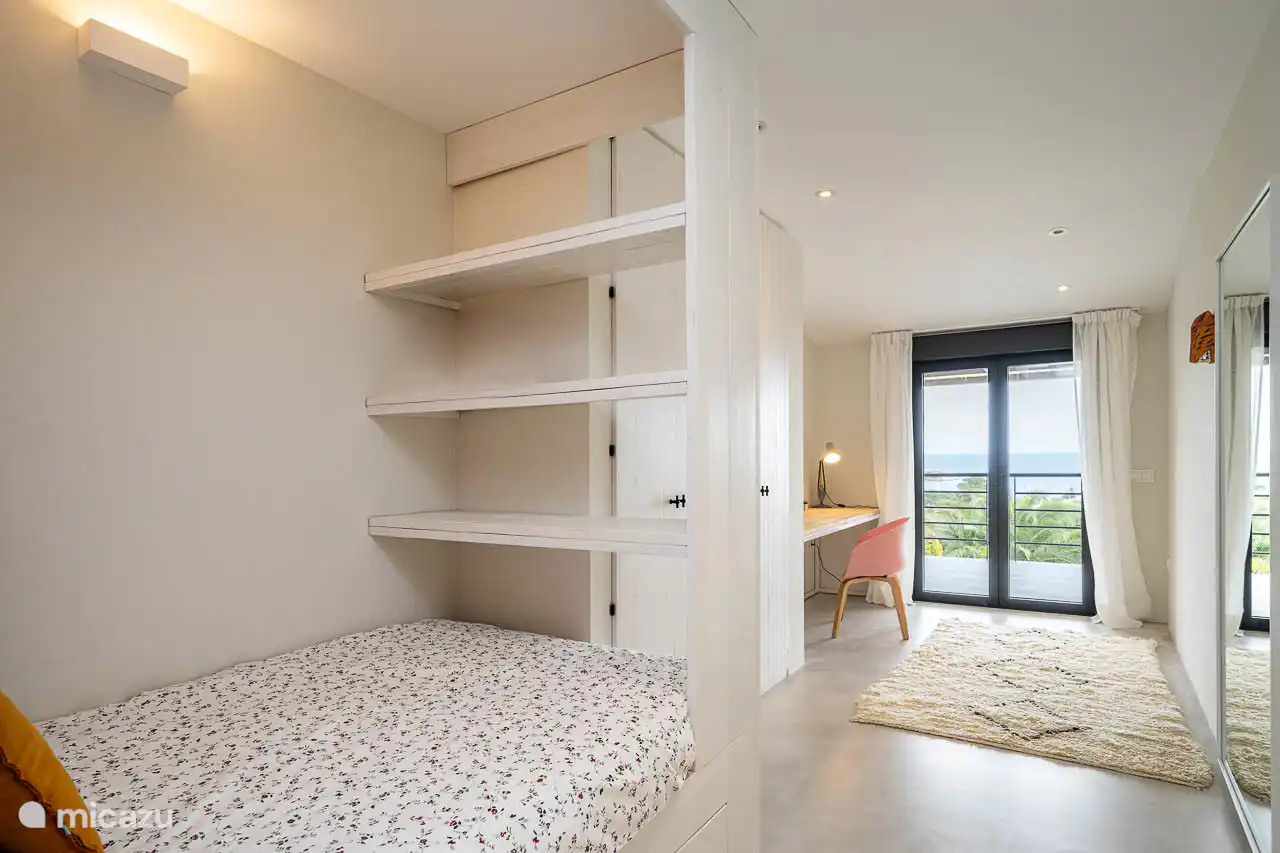 Chambre 4
Lit de 120cm, bureau, accès terrasse extérieure, salle de bain avec douche partagée avec les chambres 3/5.